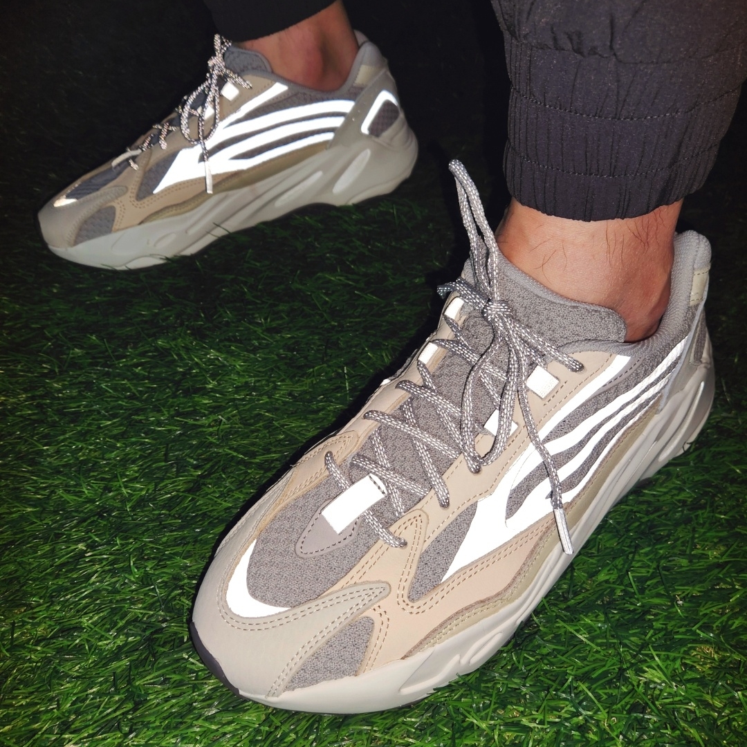 Adidas Yeezy Boost 700 V2 Cream 착용 스타일 - 5