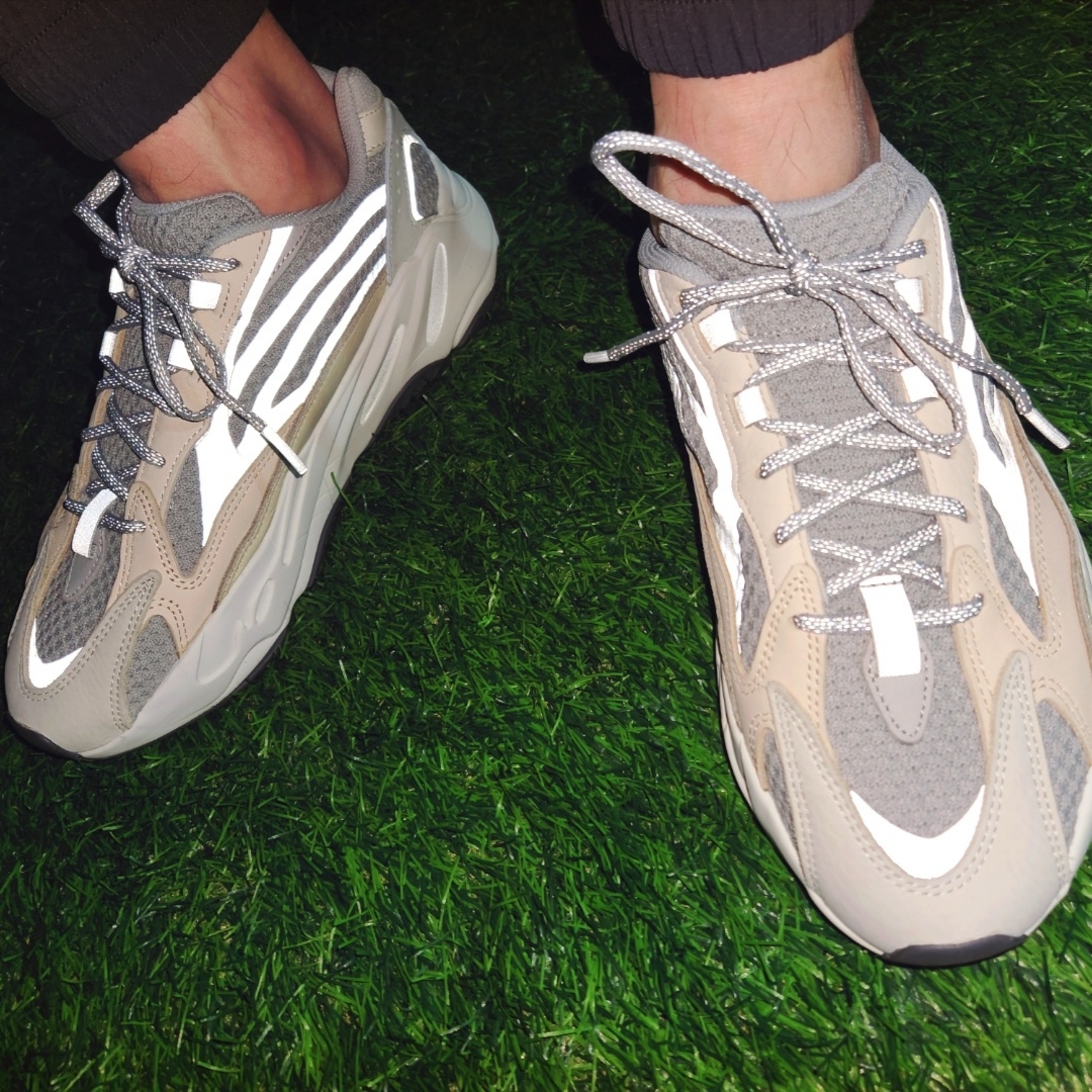 Adidas Yeezy Boost 700 V2 Cream 착용 스타일 - 4