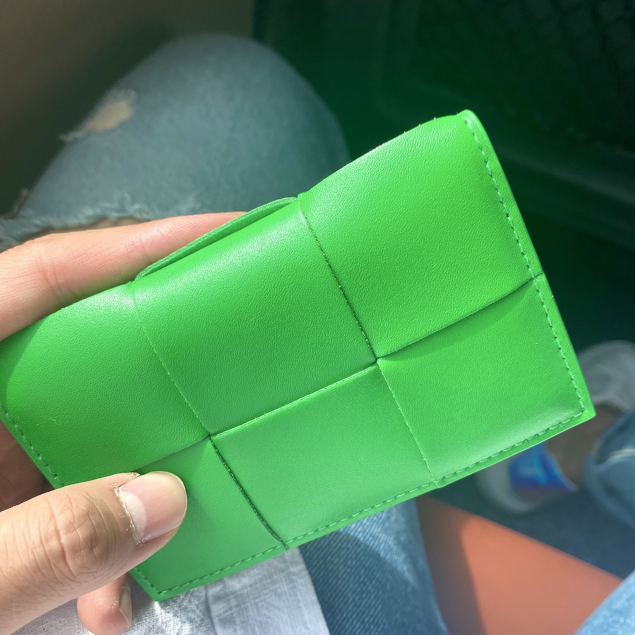 Bottega Veneta Flap Card Case Parakeet 착용 스타일