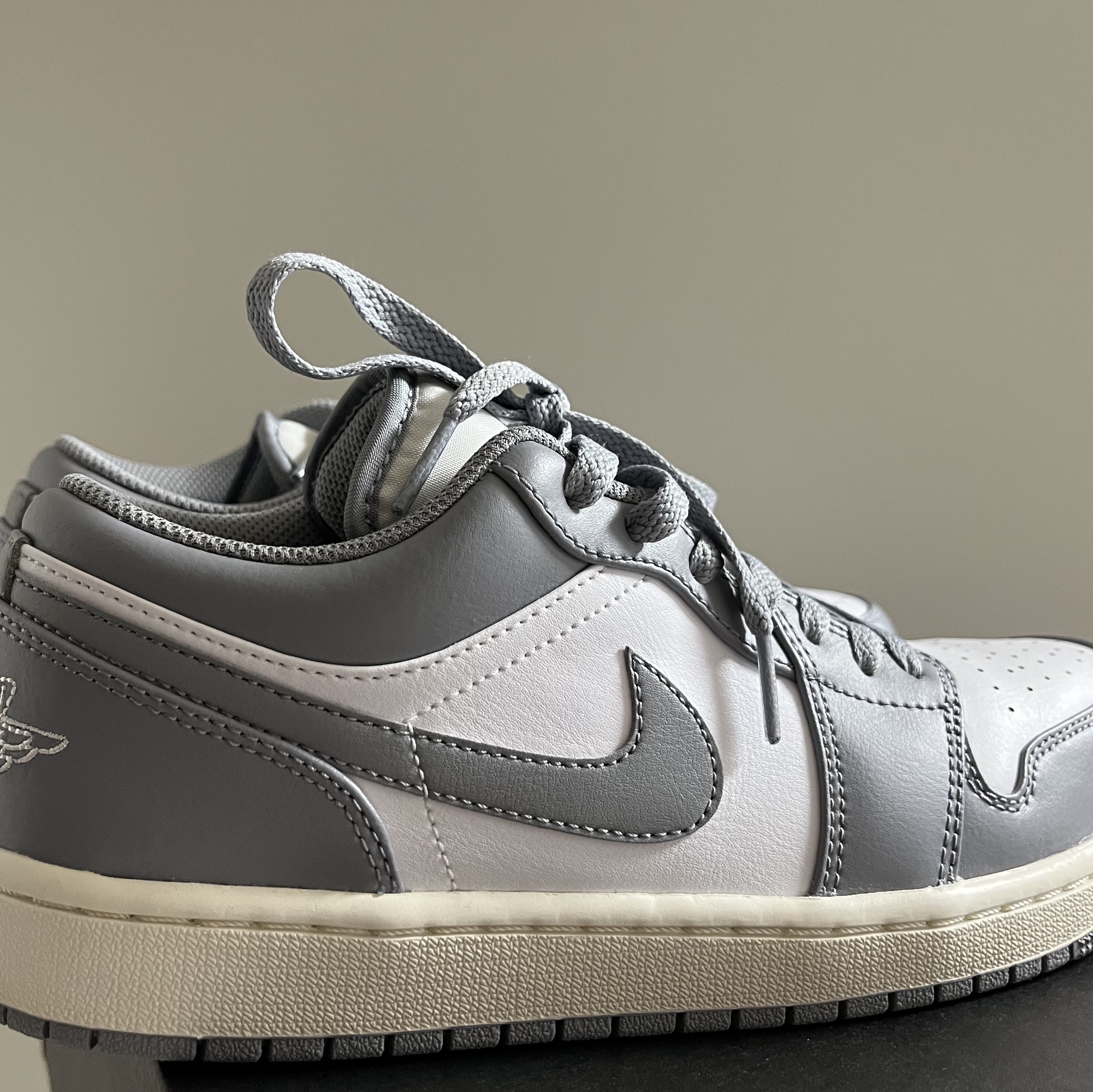 Jordan 1 Low Stealth and White 착용 스타일 - 3