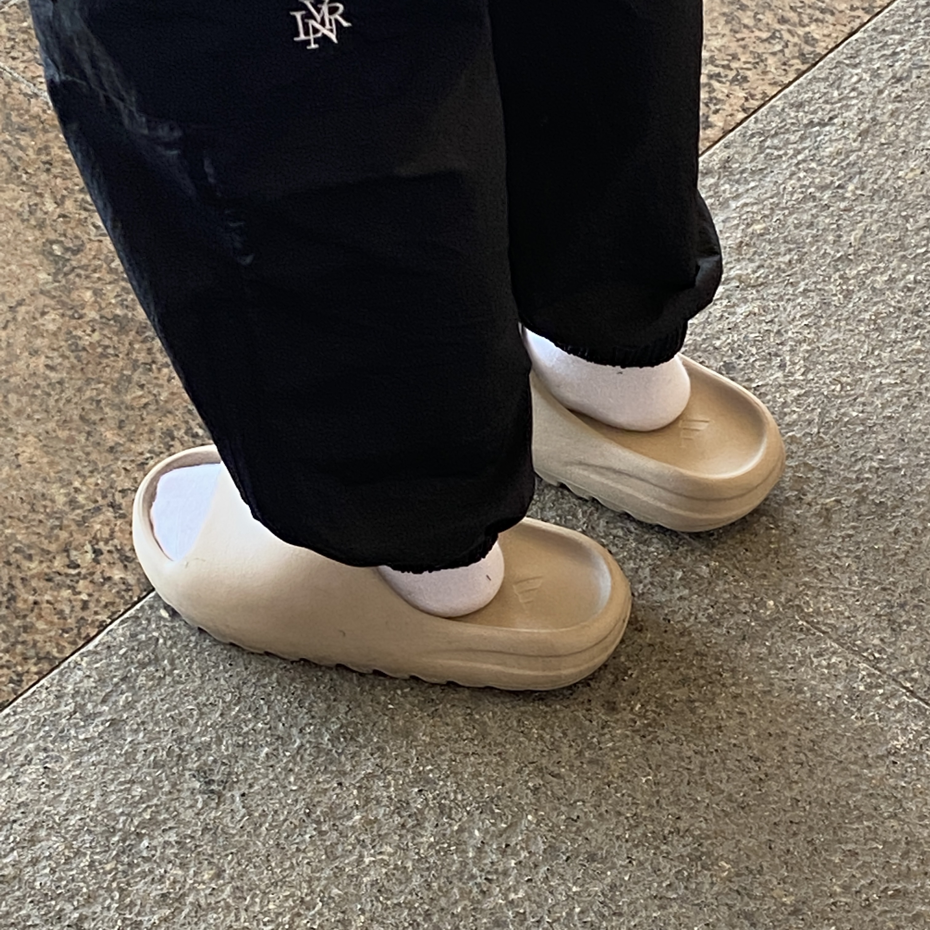Adidas Yeezy Slide Pure - Re-Release Ver. 착용 스타일