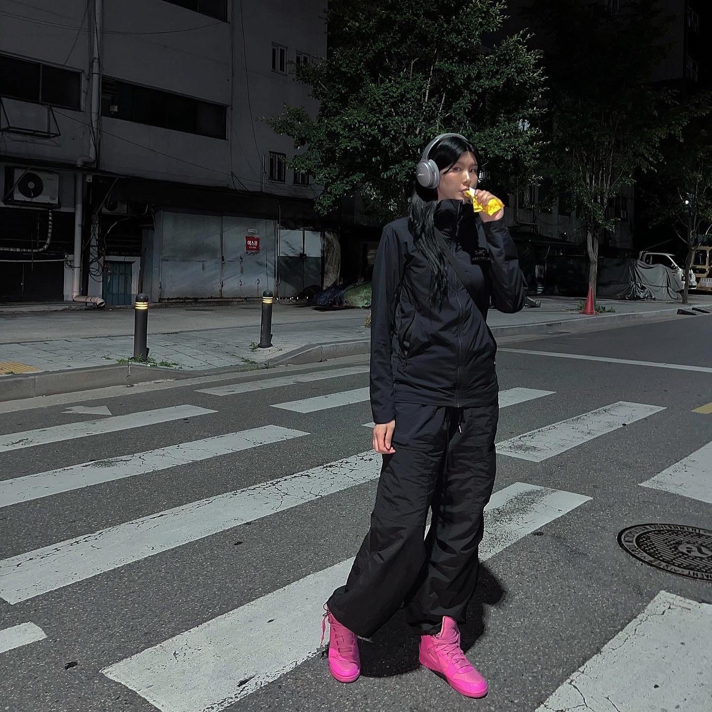 Nike x Ambush Dunk High Cosmic Fuchsia, Arc'teryx Atom SL Hoody Black 착용 스타일 - 2
