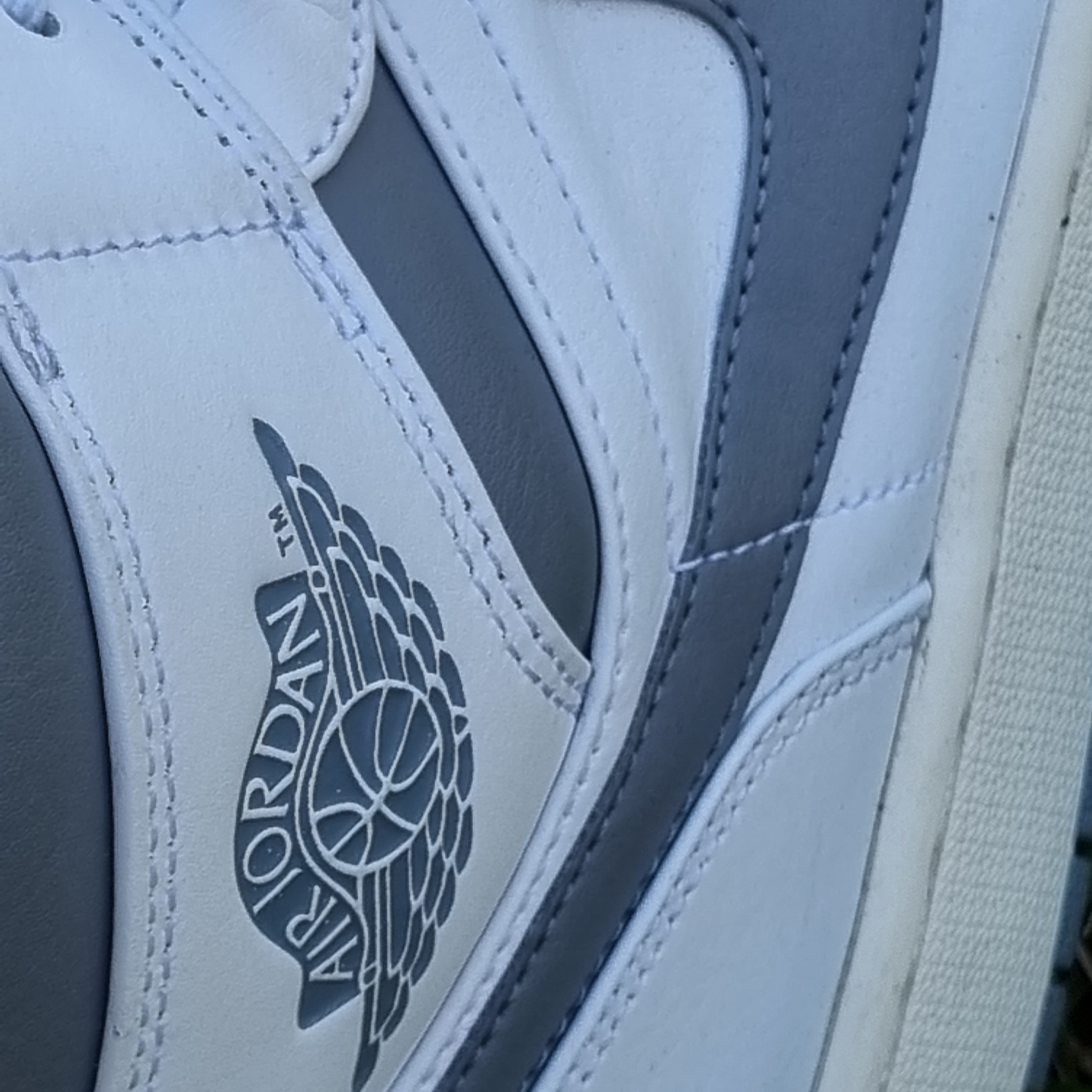 Jordan 1 Mid White Stealth 착용 스타일 - 3