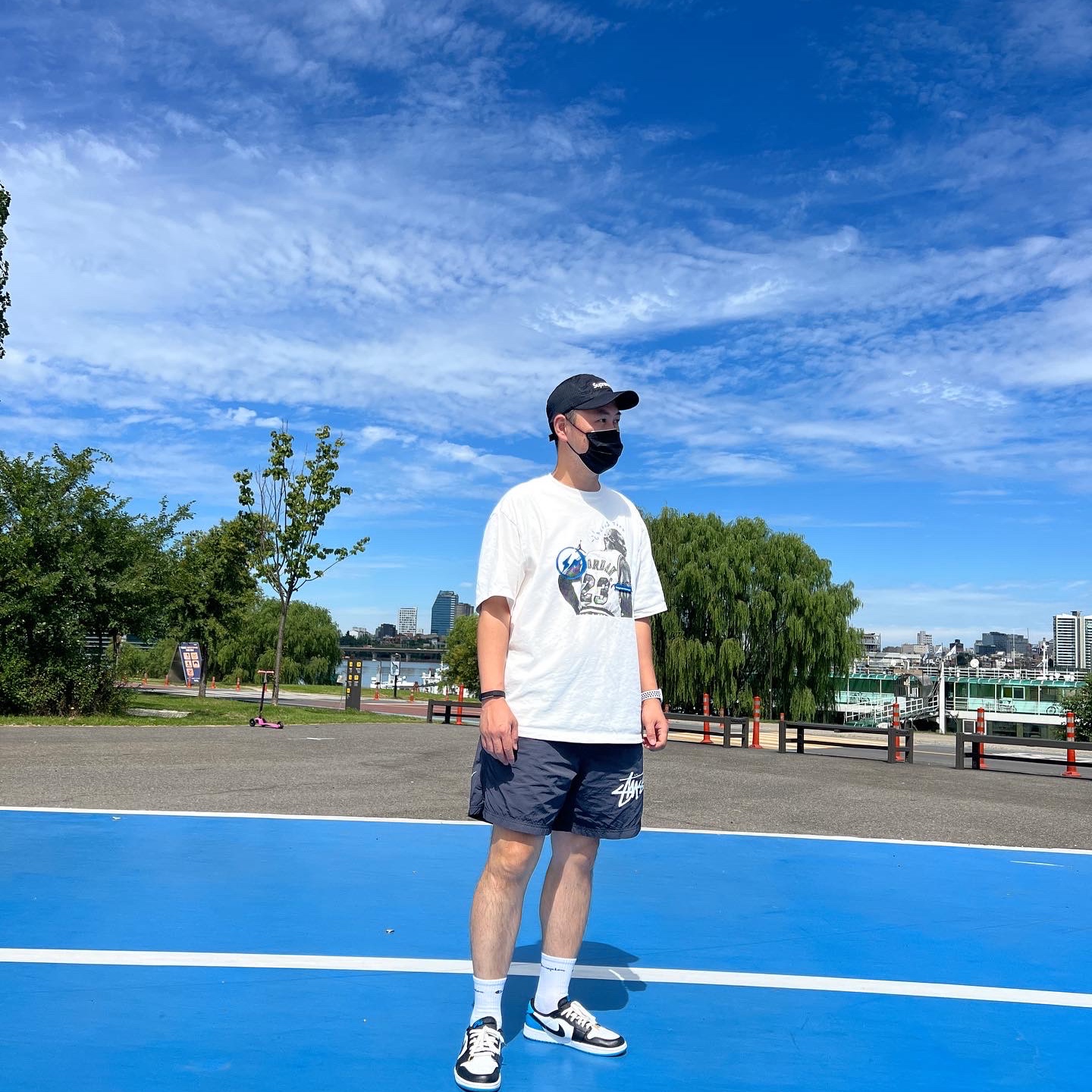Nike x Stussy Water Shorts Off Noir, Jordan x Travis Scott x Fragment T-Shirt Sail (DJ0619-133) 착용 스타일