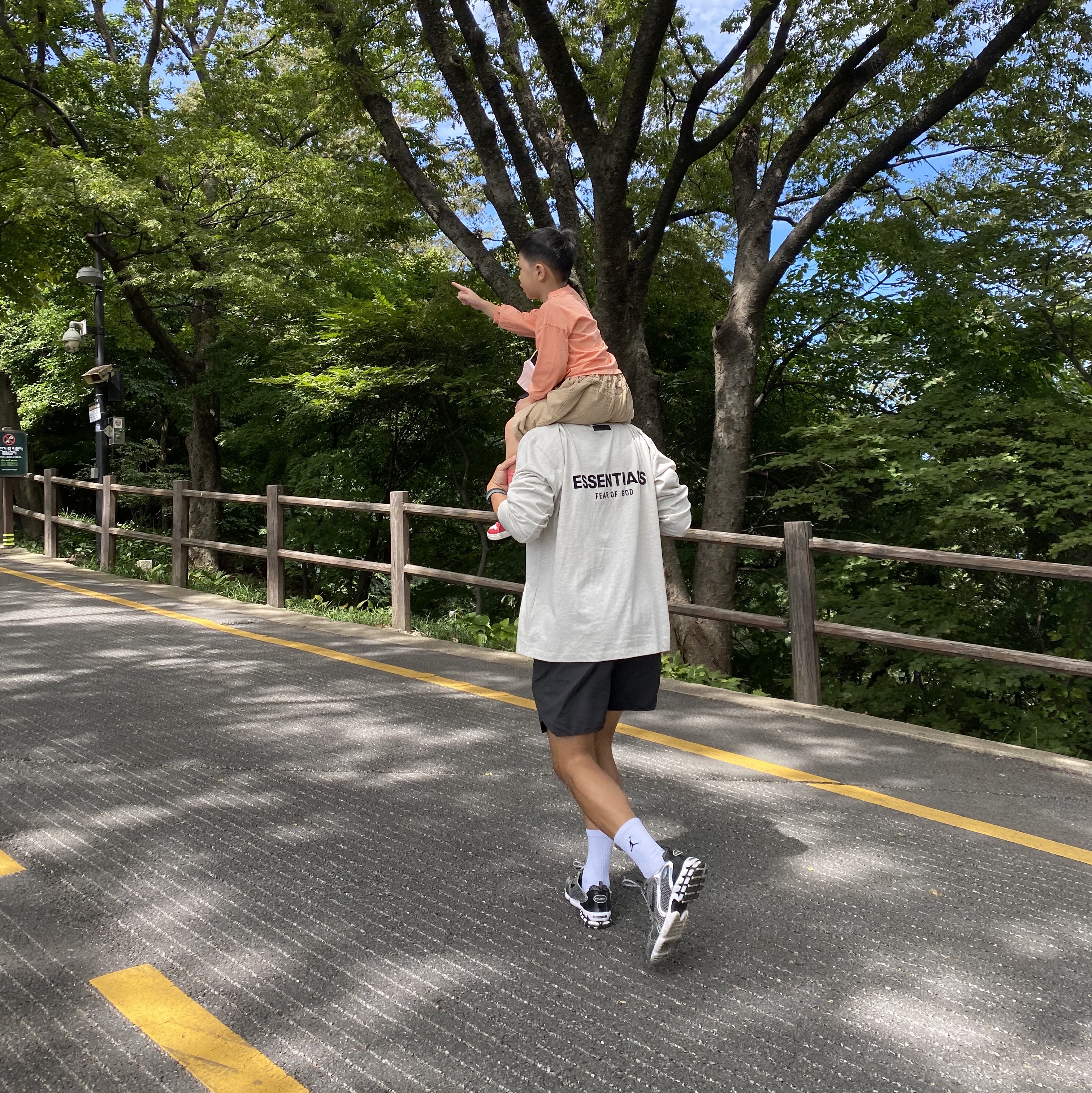 Essentials The Core Collection Long Sleeve T-Shirt Light Oatmeal, Nike x Stussy Air Zoom Spiridon Cage 2 Pure Platinum 착용 스타일