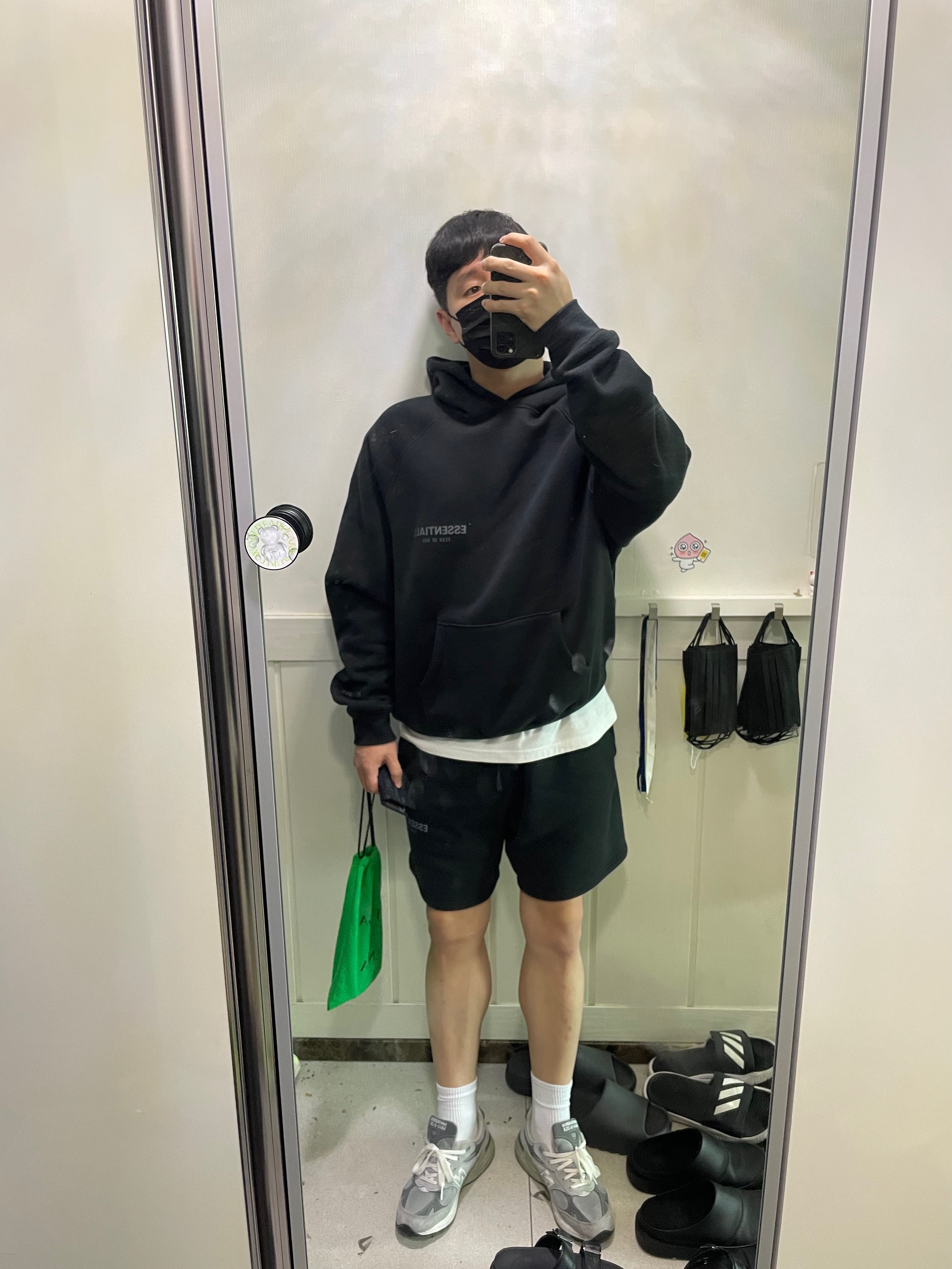 Essentials Sweatshorts Black 2020, New Balance 993 Made in USA Grey - D Standard 착용 스타일