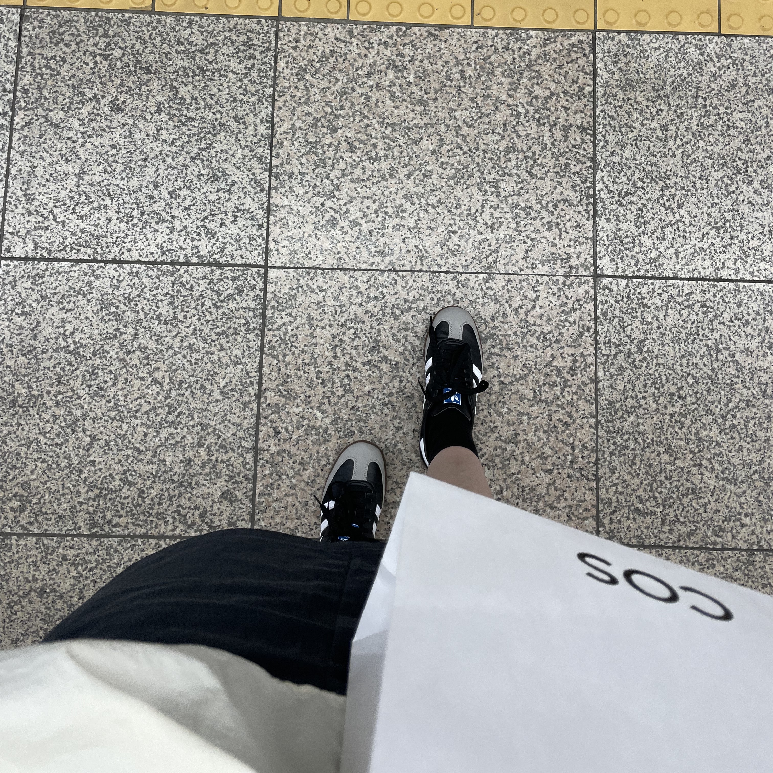 Adidas Samba Vegan Black White 착용 스타일 - 3