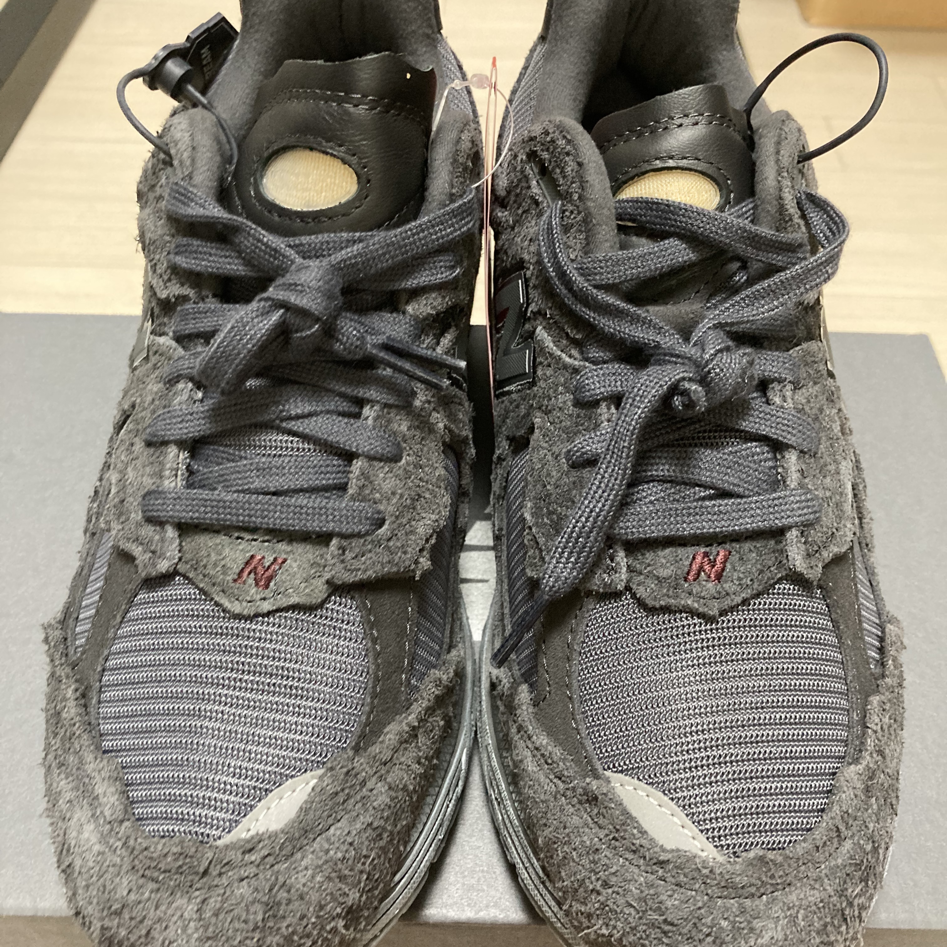 New Balance 2002R Protection Pack Phantom 착용 스타일 - 1