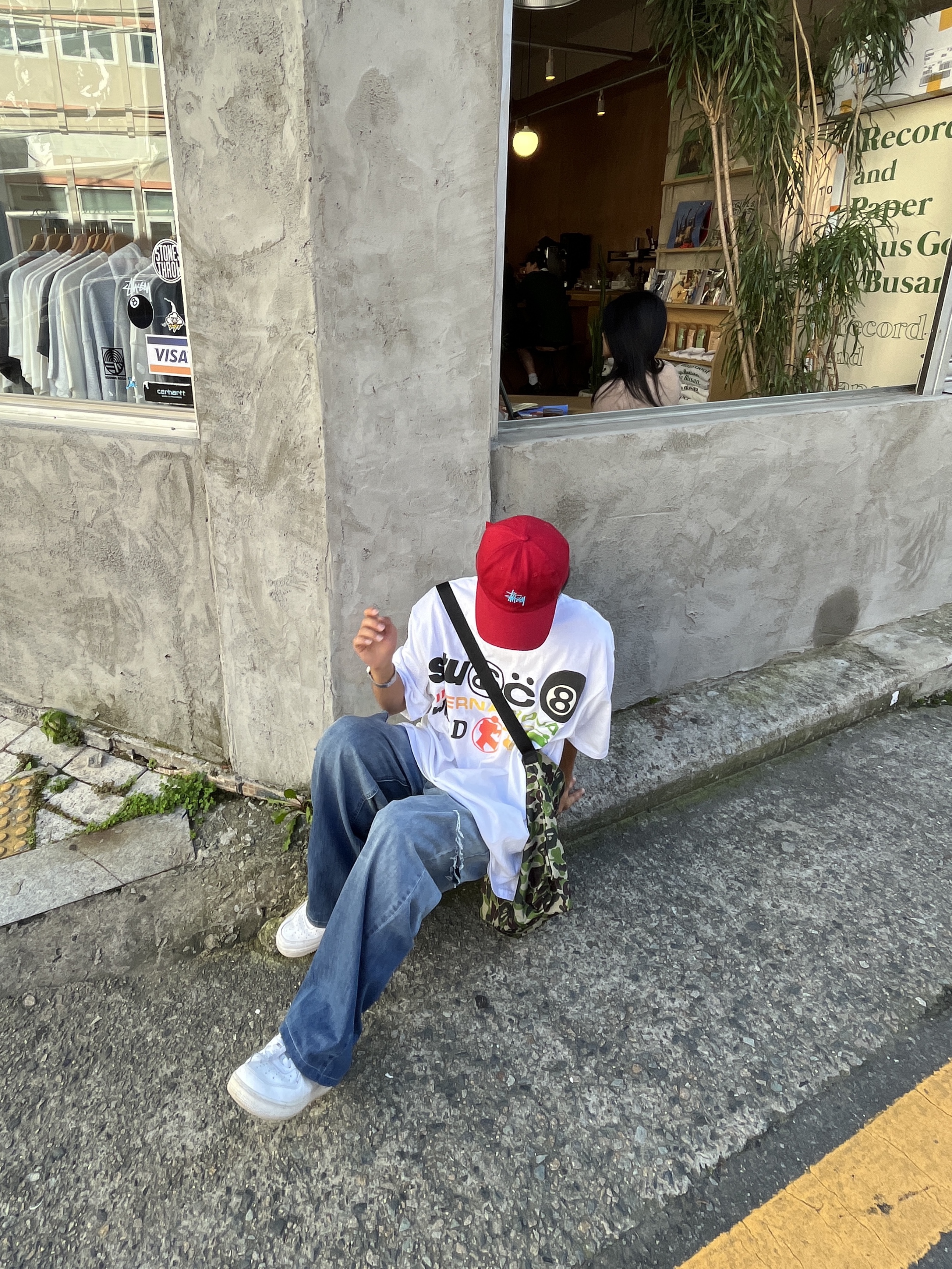 Nike Air Force 1 '07 Low White, Stussy x Cactus Plant Flea Market International T-Shirt White 착용 스타일 - 1