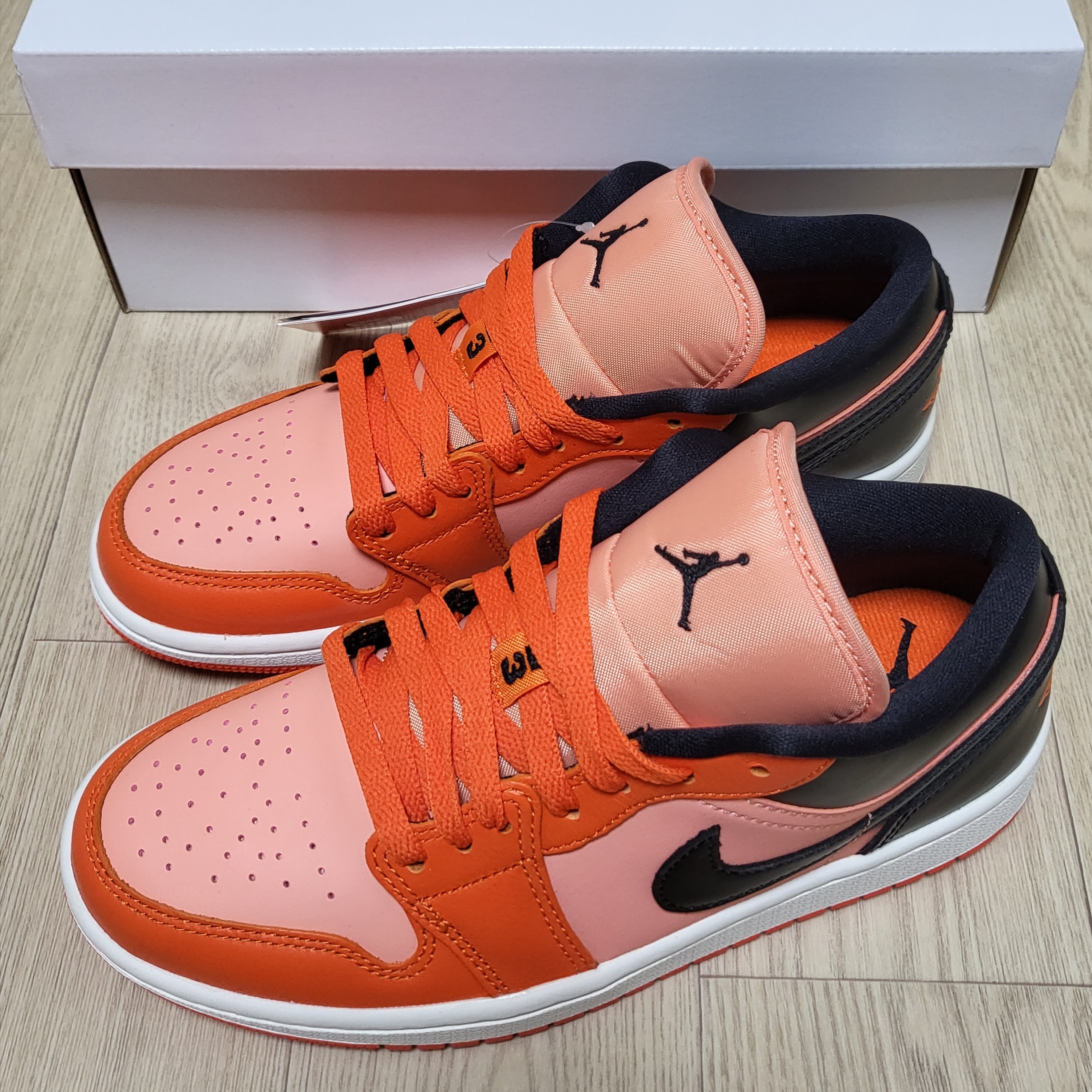 (W) Jordan 1 Low SE Rush Orange Black 착용 스타일 - 1