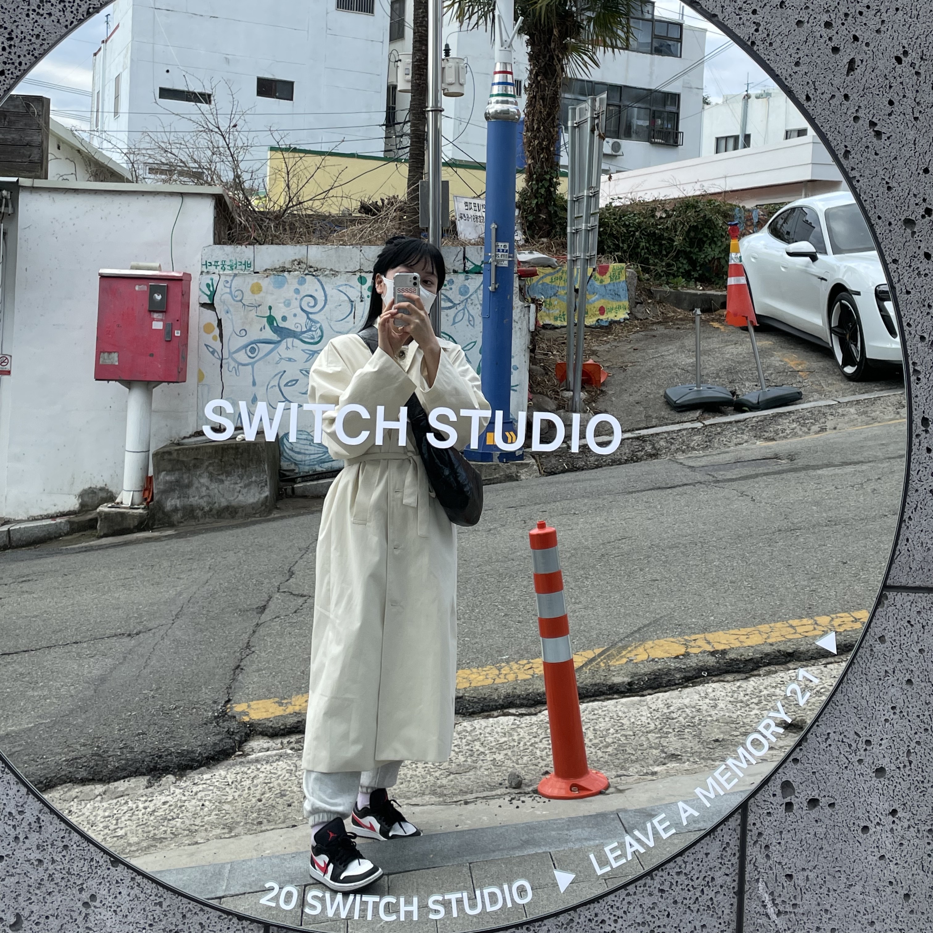 (W) Jordan 1 Low Black Siren Red 착용 스타일 - 2
