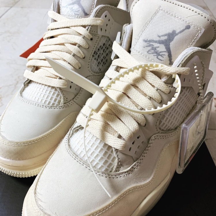 (W) Jordan 4 x Off-White Retro SP Sail 착용 스타일 - 1