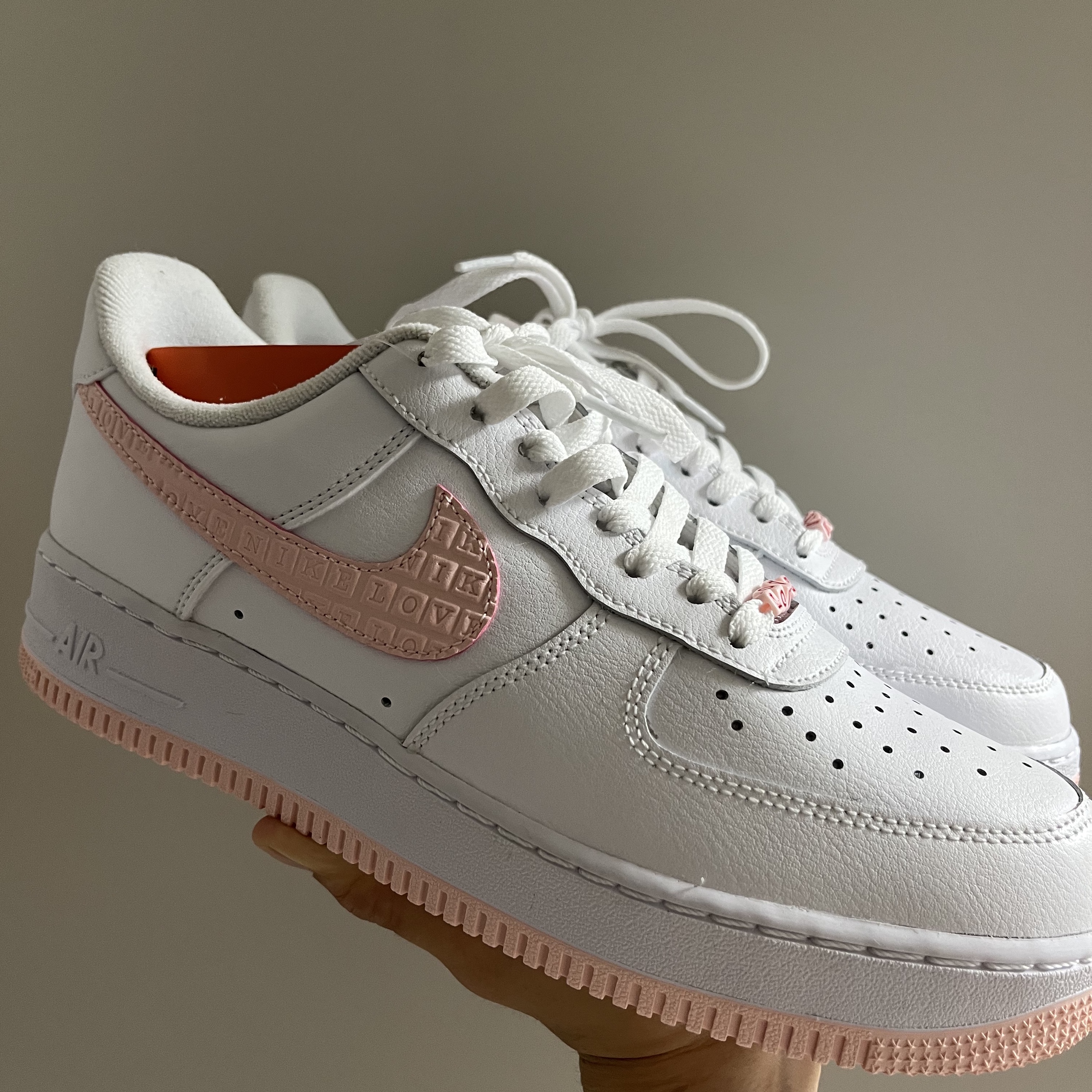(W) Nike Air Force 1 '07 Valentine Day 2022, Nike Air Force 1 '07 Valentine's Day 2022 착용 스타일 - 2