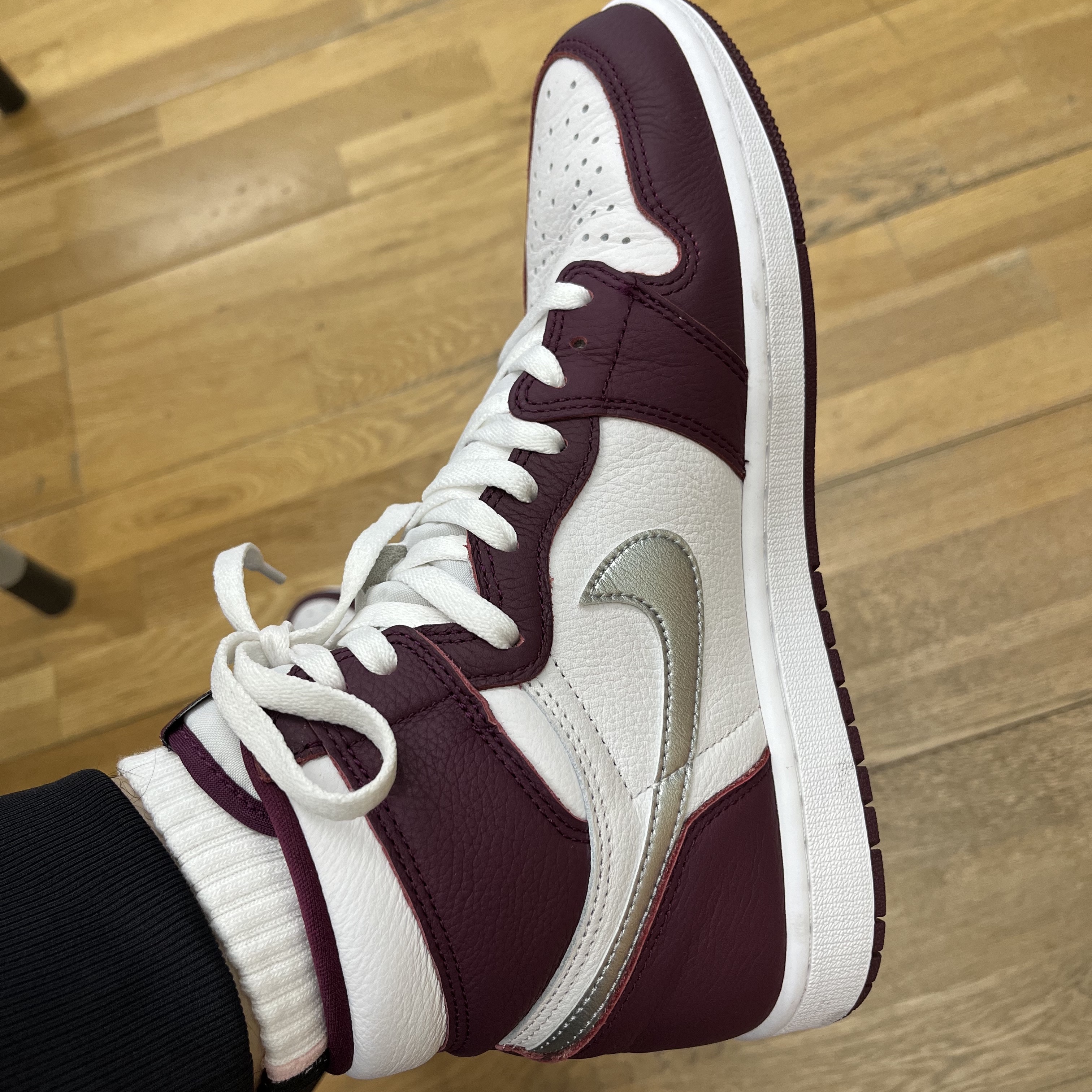 Jordan 1 Retro High OG Bordeaux 착용 스타일 - 3