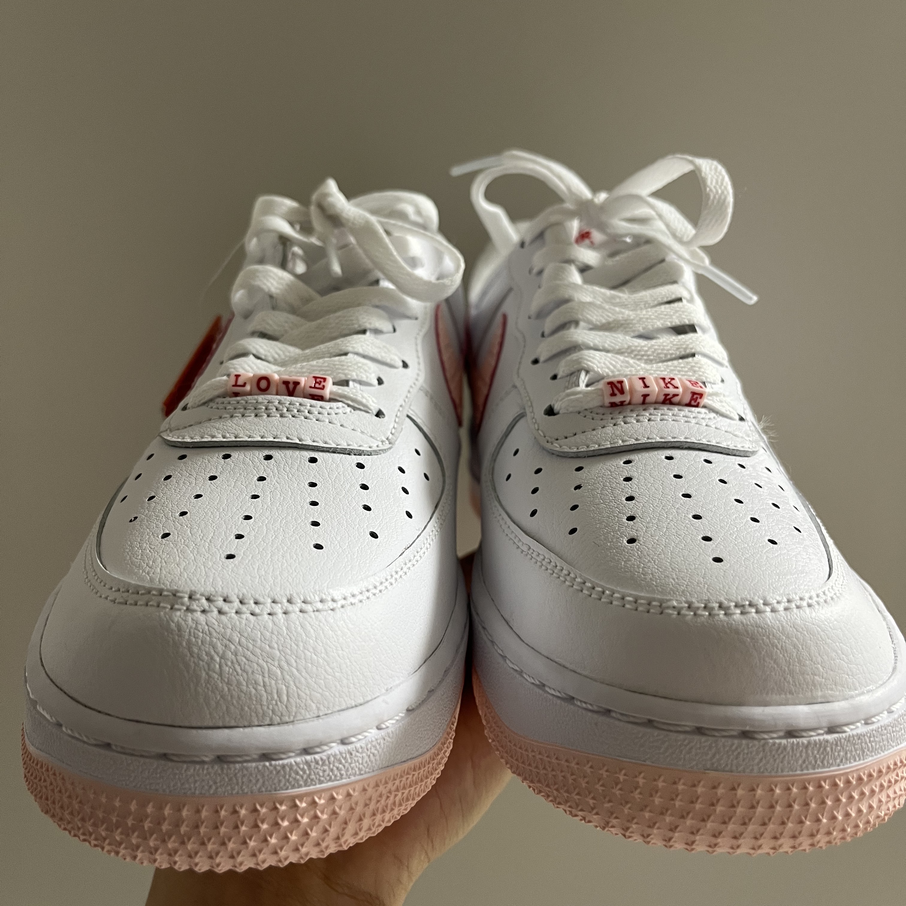 (W) Nike Air Force 1 '07 Valentine Day 2022, Nike Air Force 1 '07 Valentine's Day 2022 착용 스타일 - 1