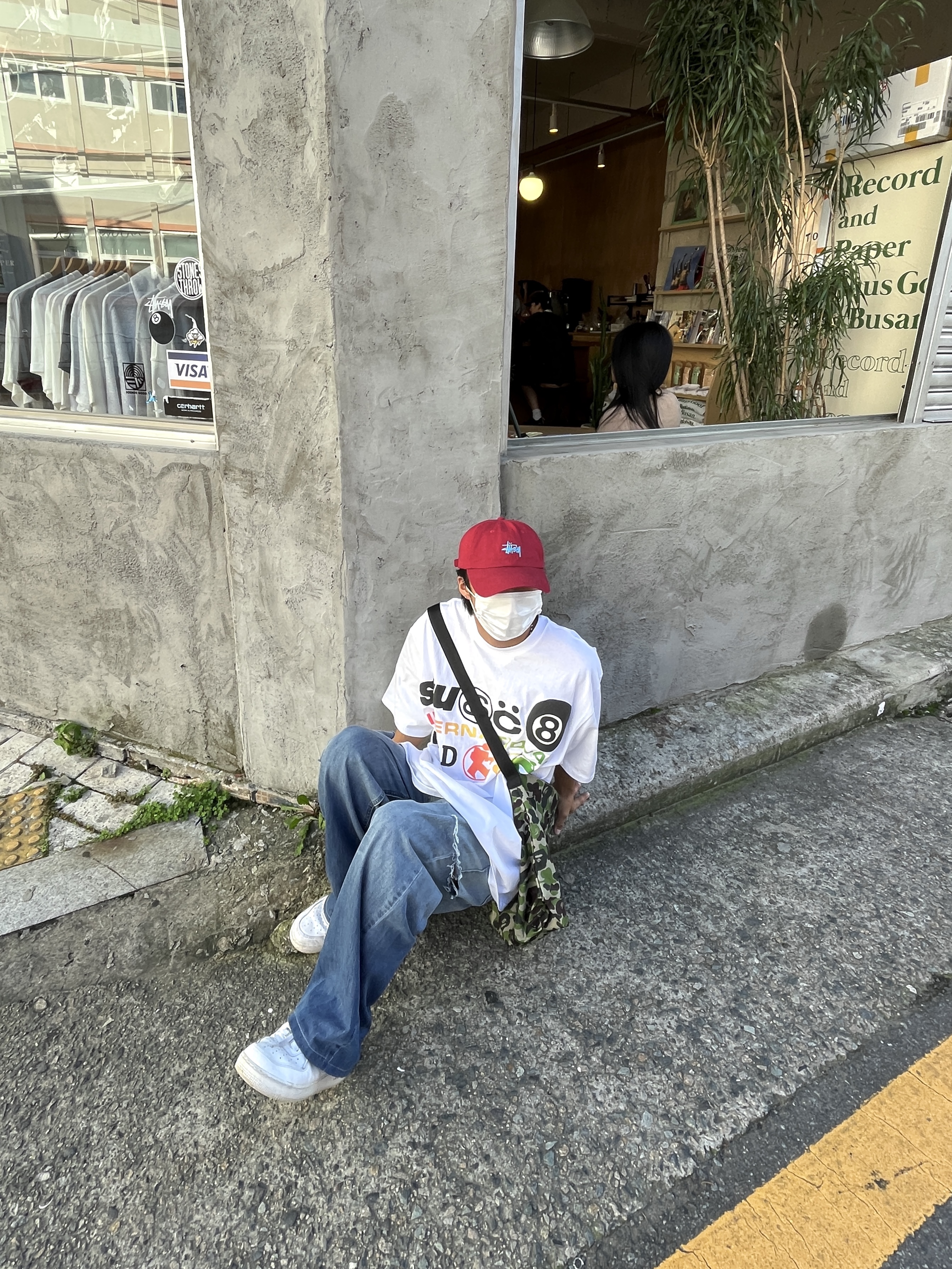 Nike Air Force 1 '07 Low White, Stussy x Cactus Plant Flea Market International T-Shirt White 착용 스타일 - 2