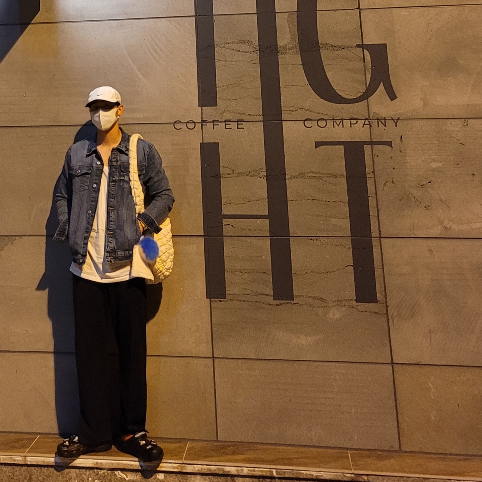 Crocs x Mastermind Classic Clog Black, COS Quilted Oversized Shoulder Bag Off White Light Beige 착용 스타일 - 2