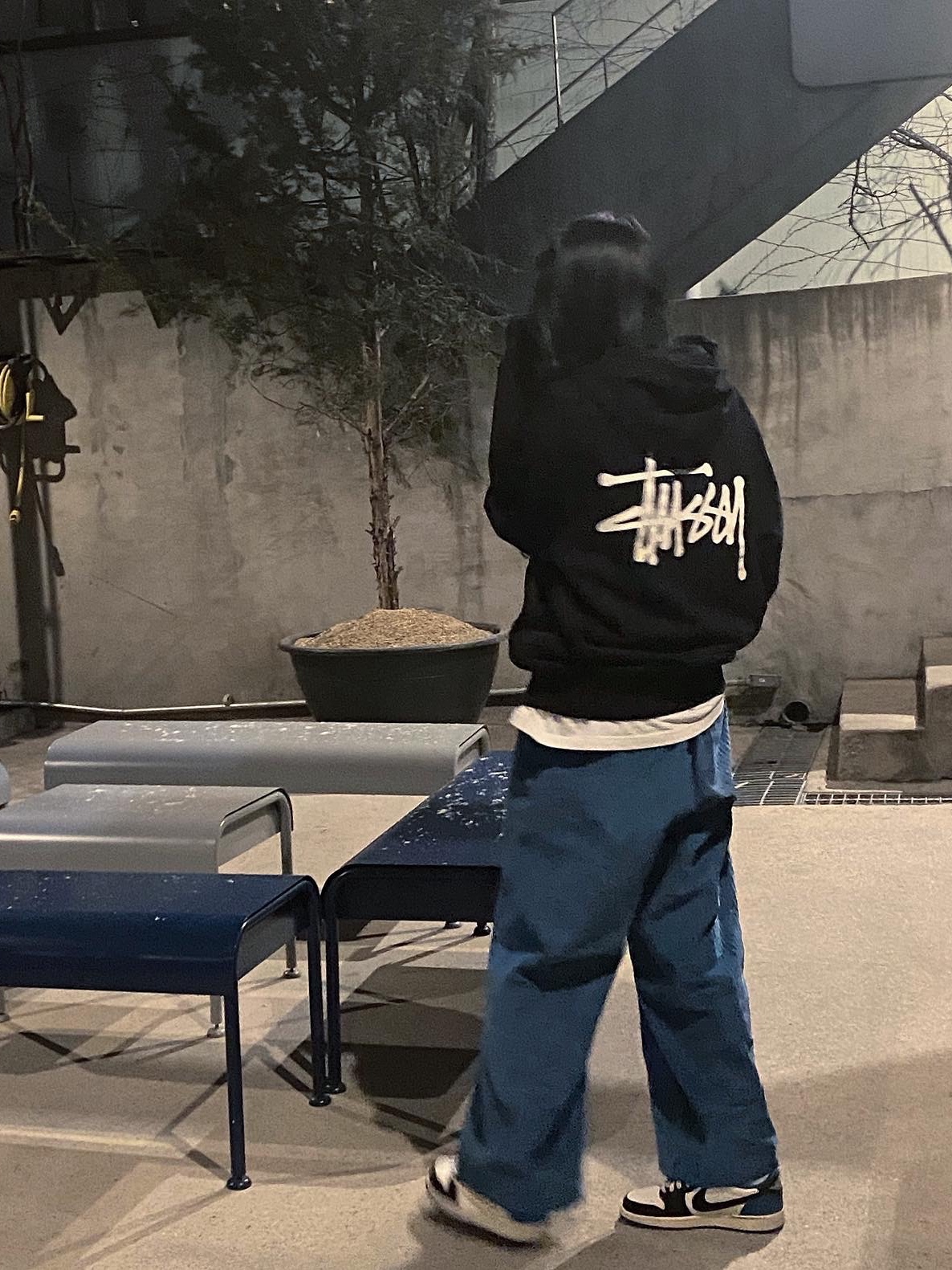 Stussy Basic Stussy Hoodie Black 2022, Jordan 1 x Travis Scott x Fragment Retro Low OG SP Military Blue 착용 스타일 - 2