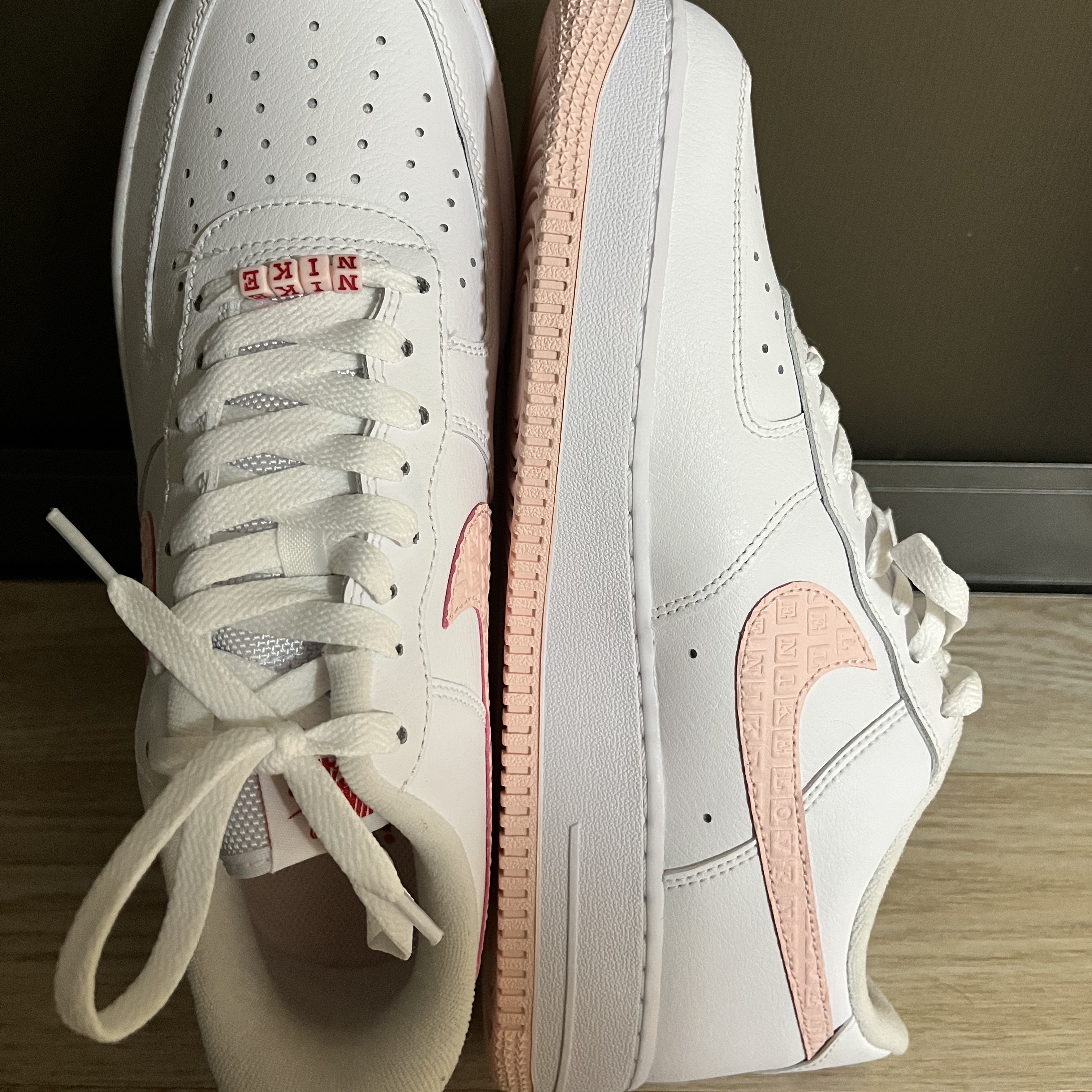 (W) Nike Air Force 1 '07 Valentine Day 2022, Nike Air Force 1 '07 Valentine's Day 2022 착용 스타일 - 4