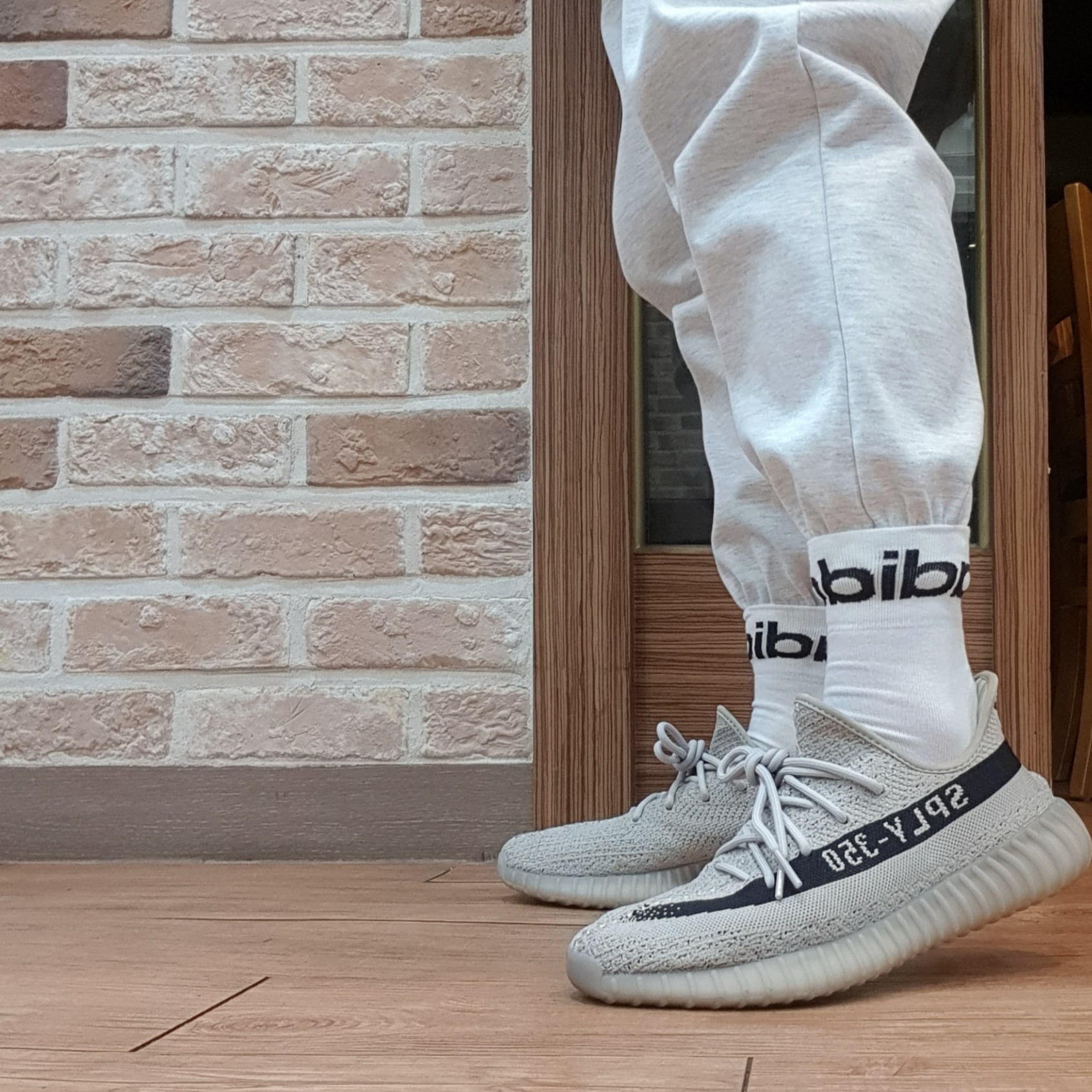 Adidas Yeezy Boost 350 V2 Slate Core Black 2022/2023 착용 스타일