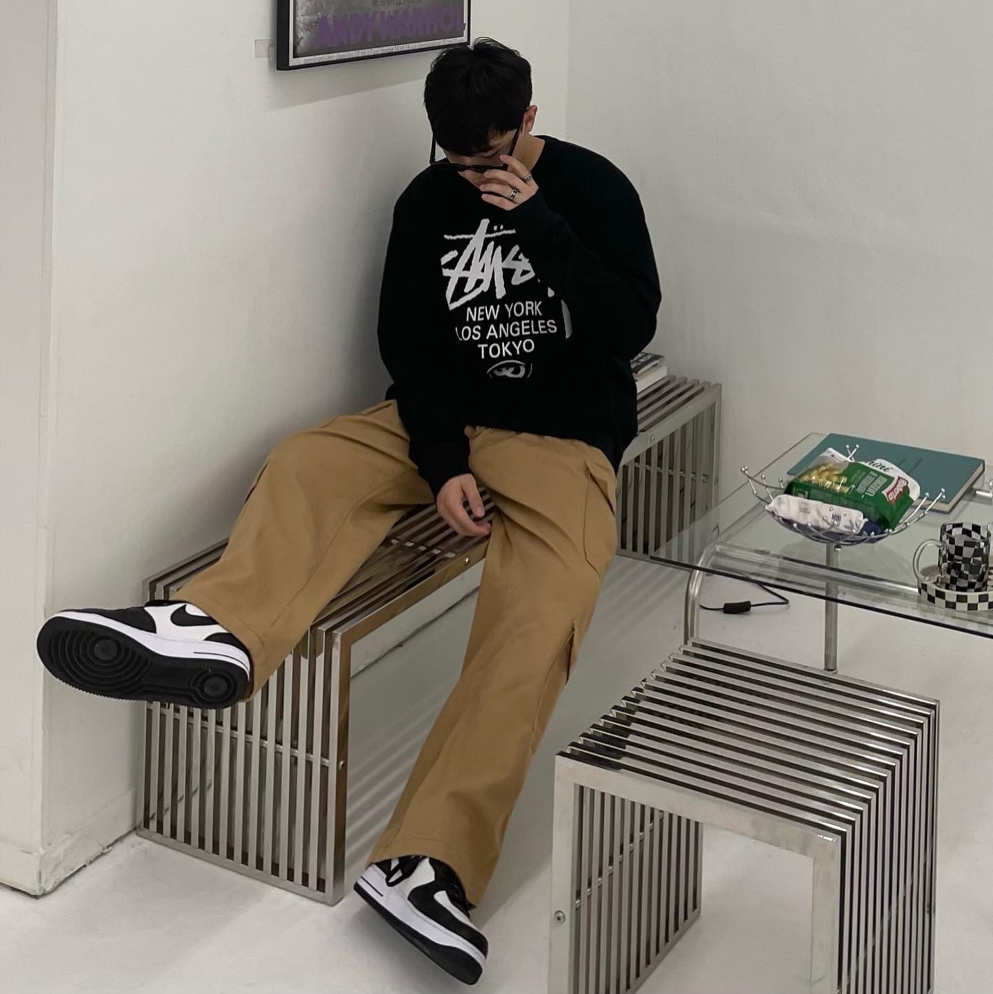 Nike x Stussy Air Force 1 '07 Mid SP Black and Light Bone, Stussy World Tour Crew Black 2022 착용 스타일 - 1