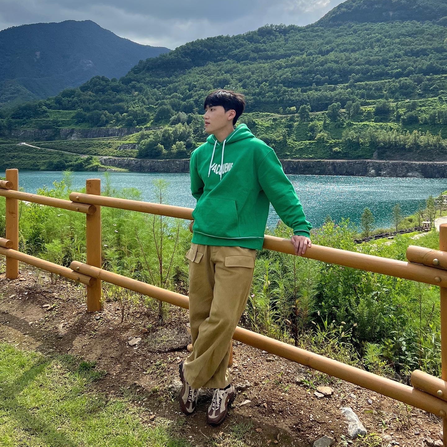 Nike x Jacquemus Air Humara LX Ale Brown and Gold, Jacquemus Le Sweatshirt Vague Wave Logo Hoodie Wave Green 착용 스타일 - 1