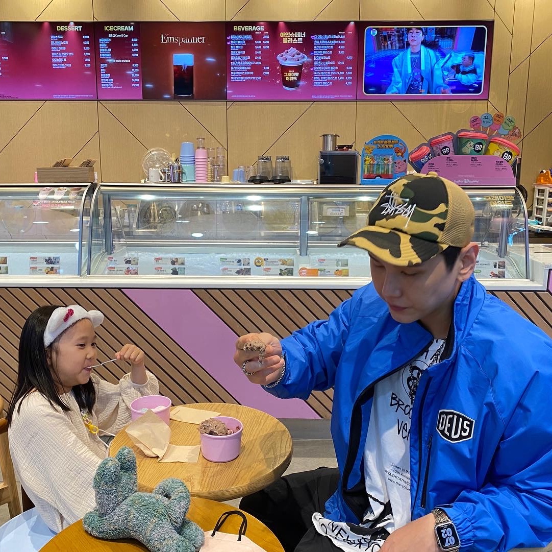 Stussy x BAPE Trucker Cap Yellow, Stussy x Takahiromiyashita The Soloist 40 WT T-Shirt 착용 스타일