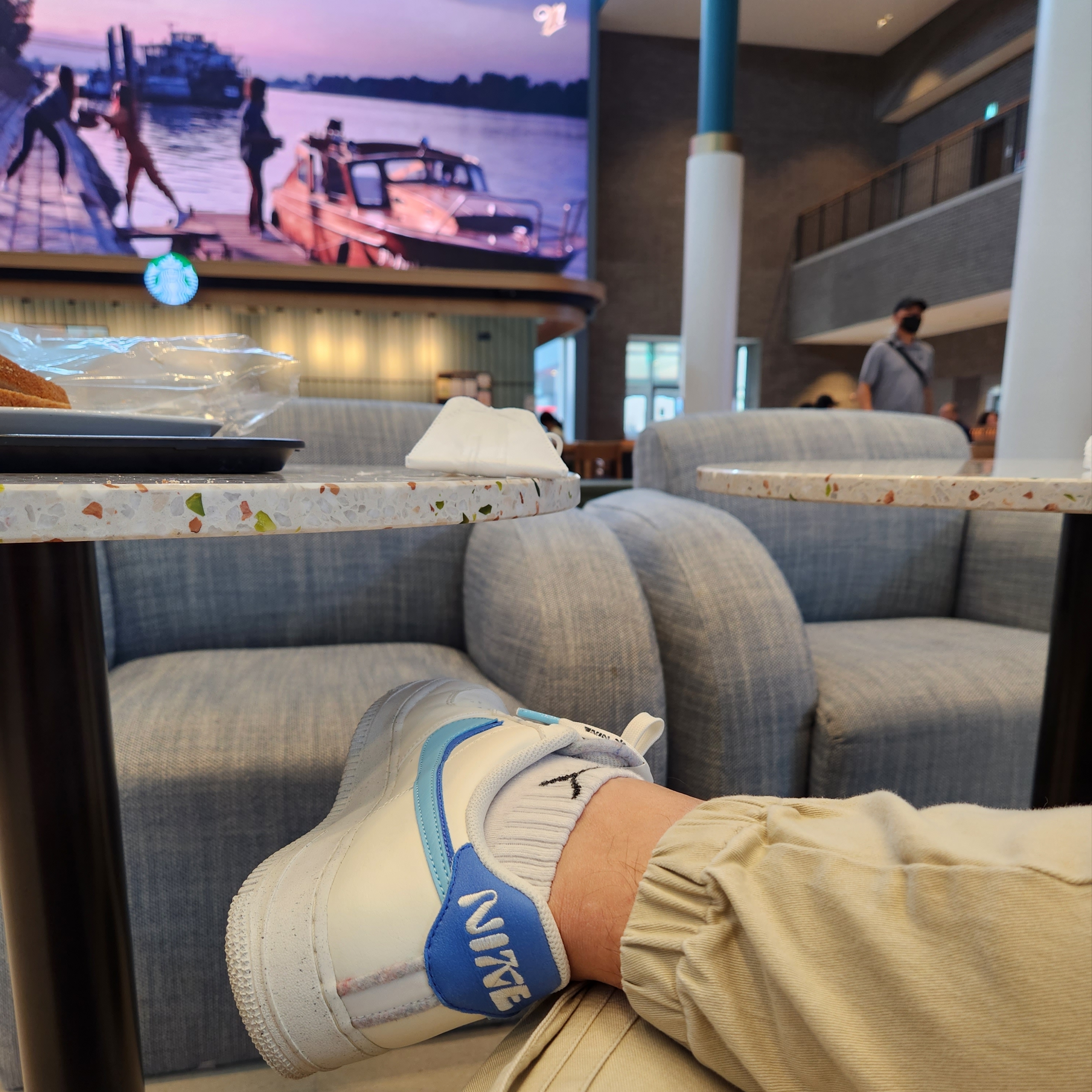 Nike Air Force 1 '07 LV8 Blue Chill 착용 스타일
