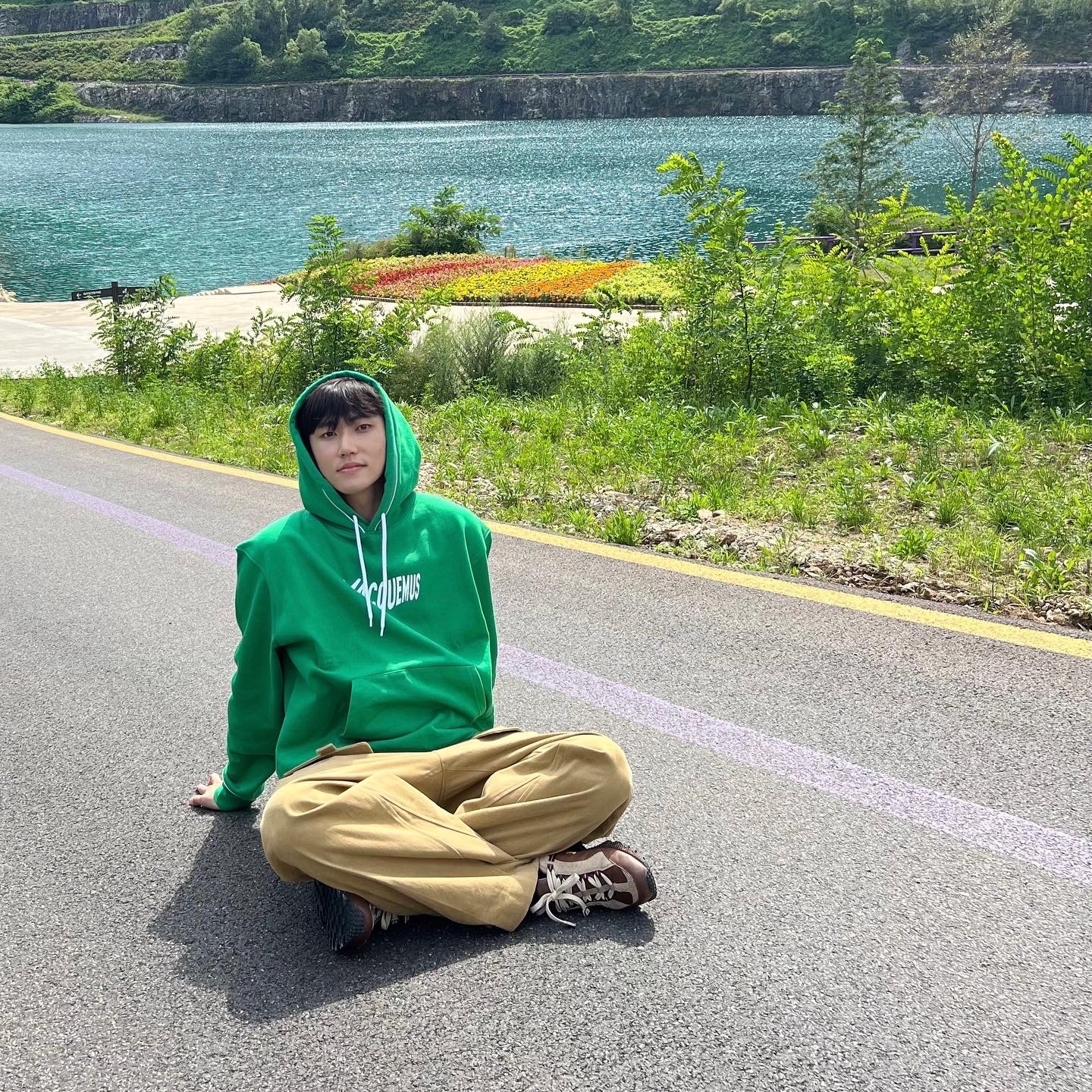 Nike x Jacquemus Air Humara LX Ale Brown and Gold, Jacquemus Le Sweatshirt Vague Wave Logo Hoodie Wave Green 착용 스타일 - 2