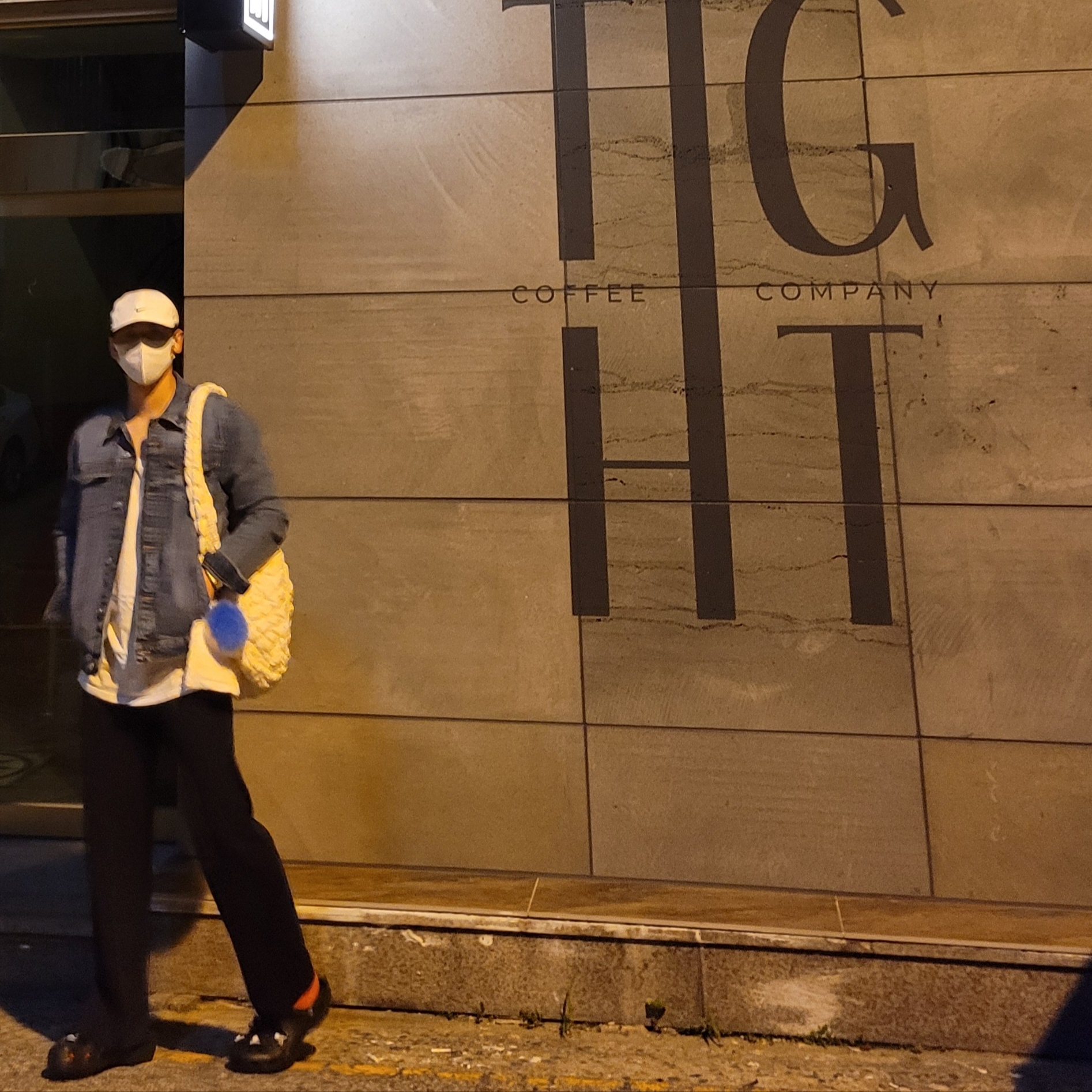 Crocs x Mastermind Classic Clog Black, COS Quilted Oversized Shoulder Bag Off White Light Beige 착용 스타일 - 1