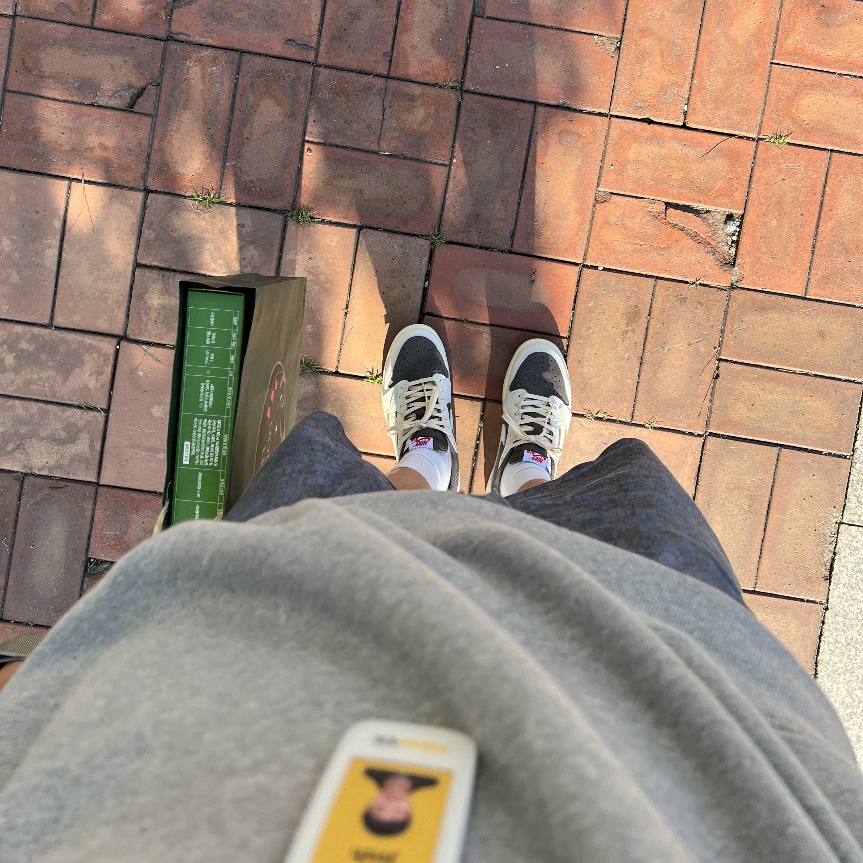 Jordan 1 x Travis Scott Retro Low OG SP Sail and Ridgerock 착용 스타일