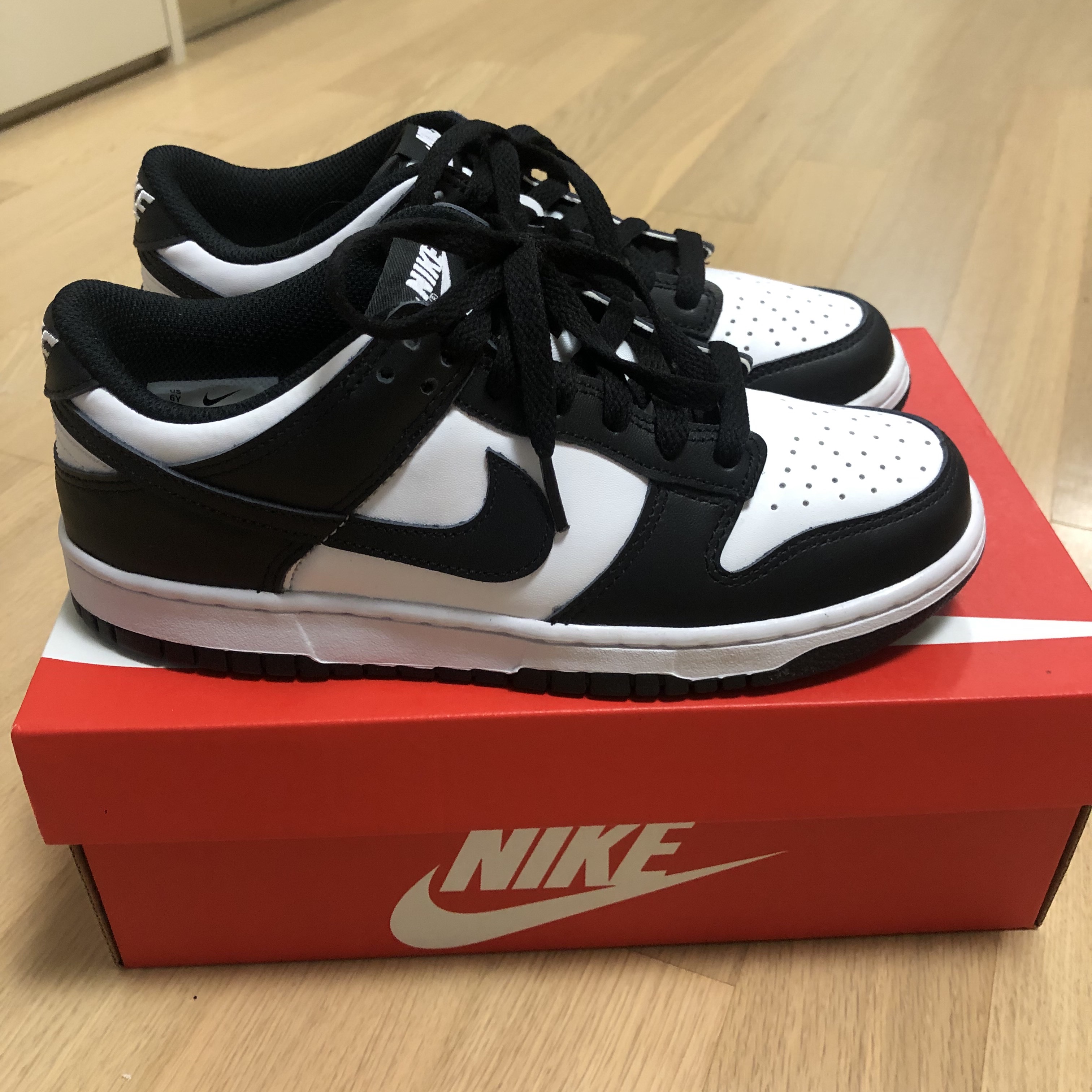 (GS) Nike Dunk Low Black 착용 스타일 - 1