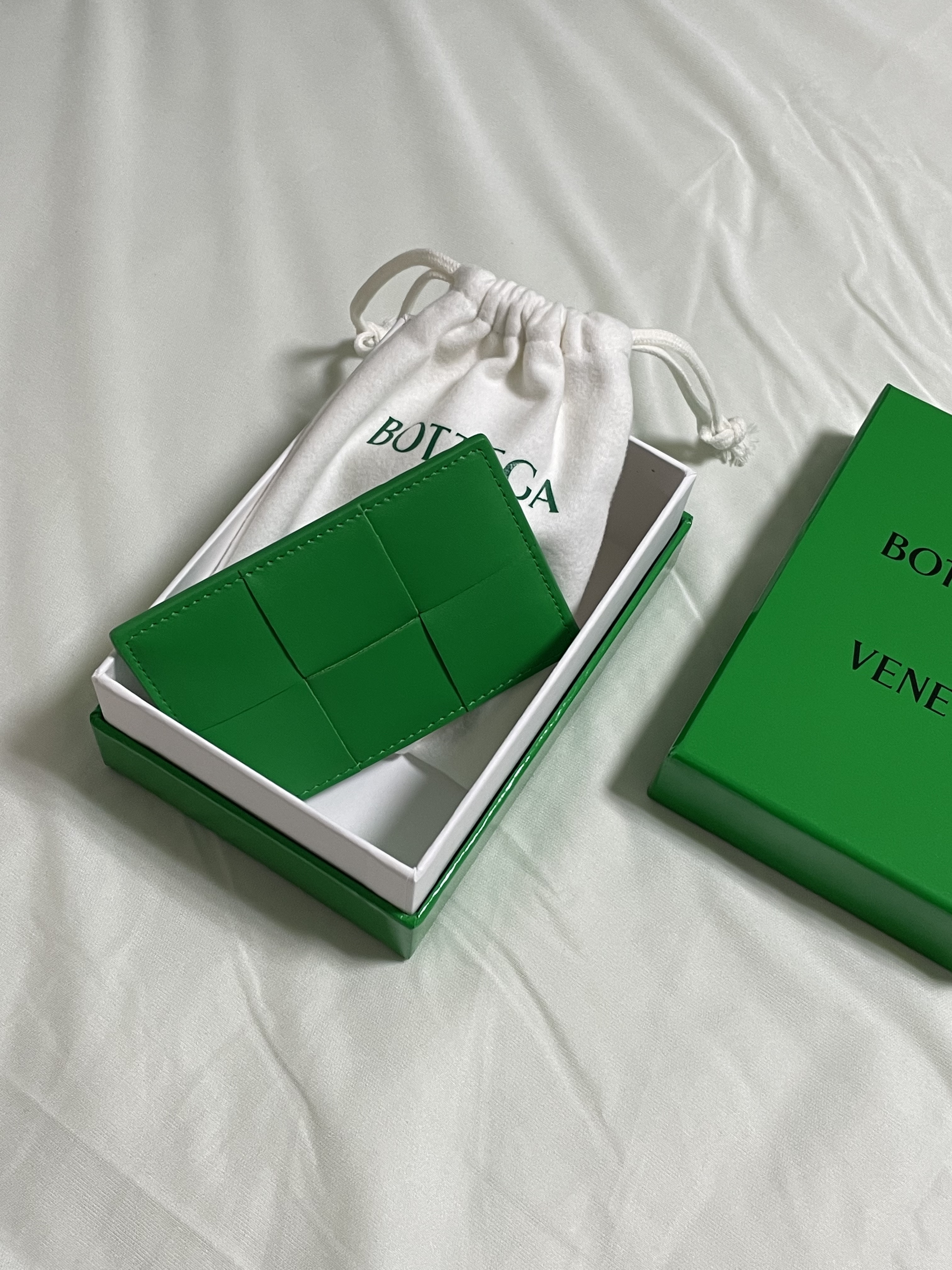 Bottega Veneta Credit Card Case Calfskin Parakeet 착용 스타일 - 1