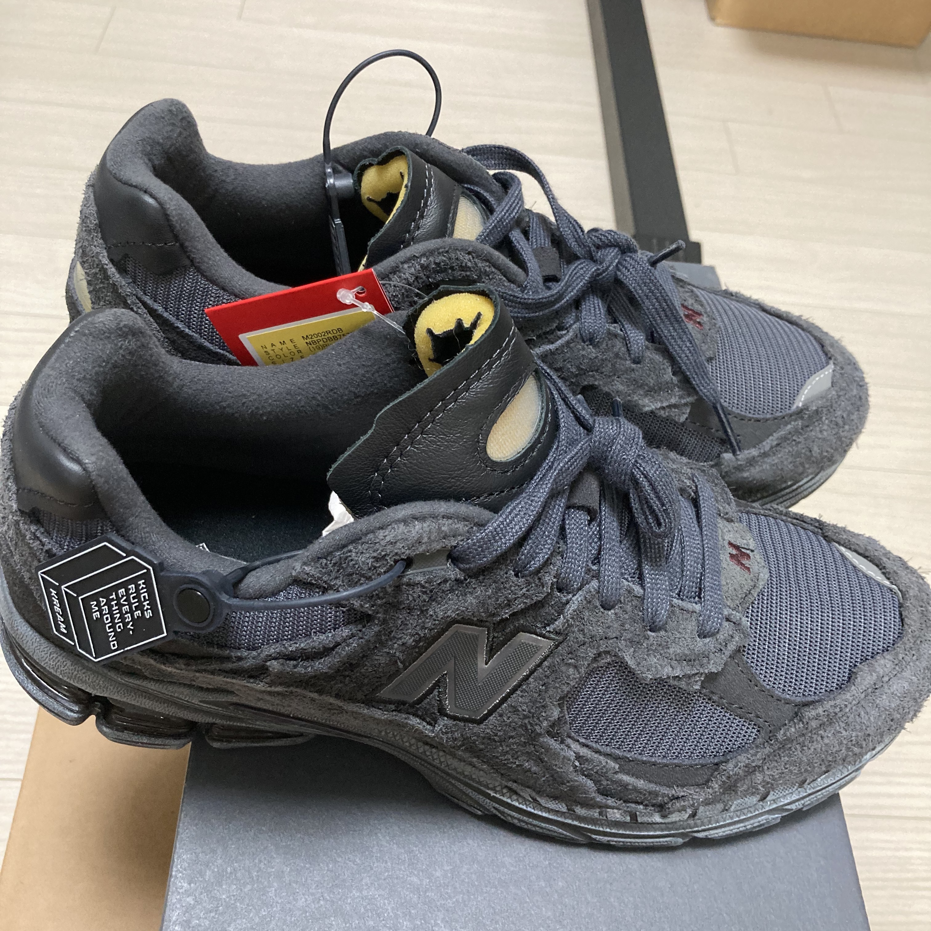 New Balance 2002R Protection Pack Phantom 착용 스타일 - 2