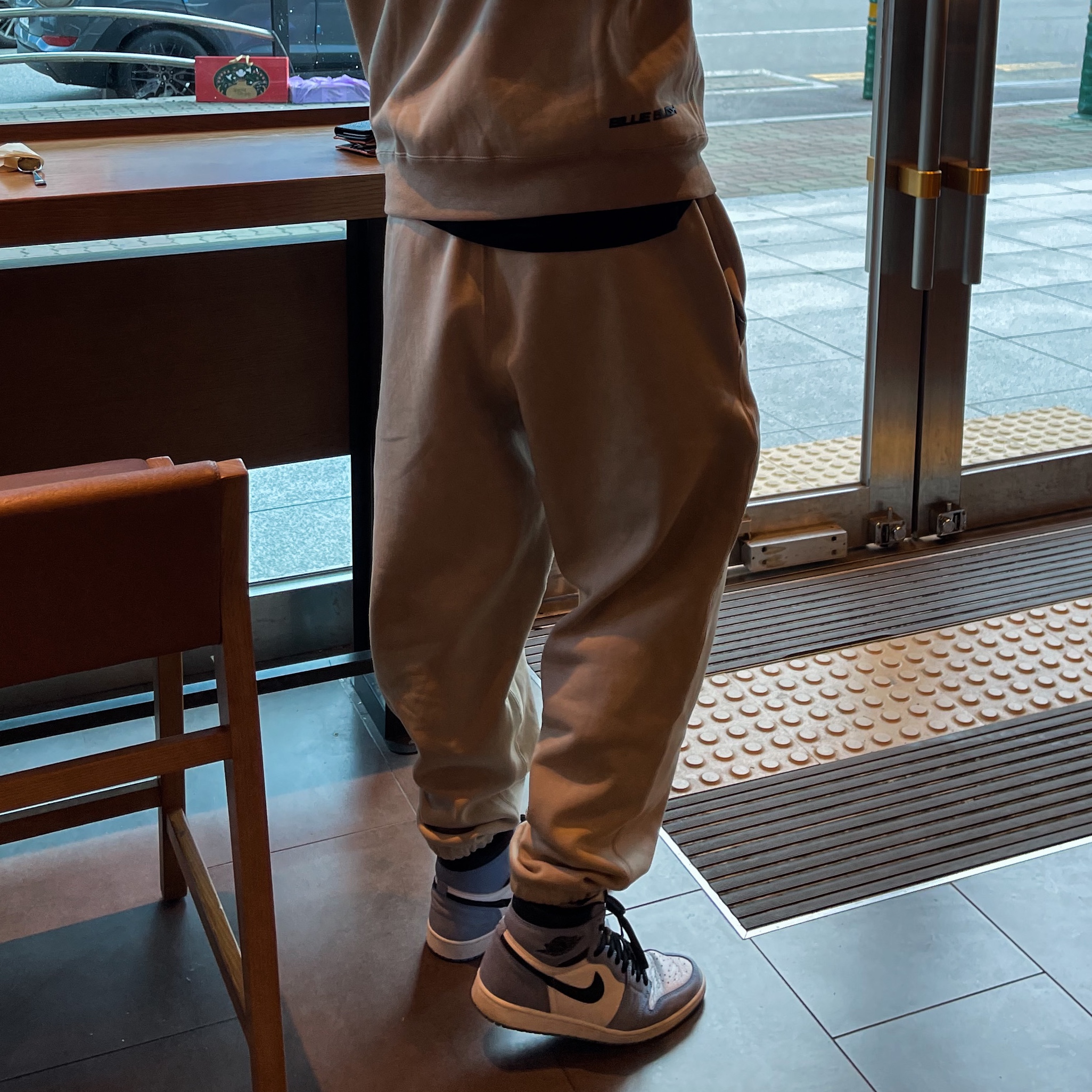 Nike x Billie Eilish NRG Fleece Hoodie Mushroom - Asia, Nike x Billie Eilish NRG Fleece Pants Mushroom - Asia 착용 스타일 - 2