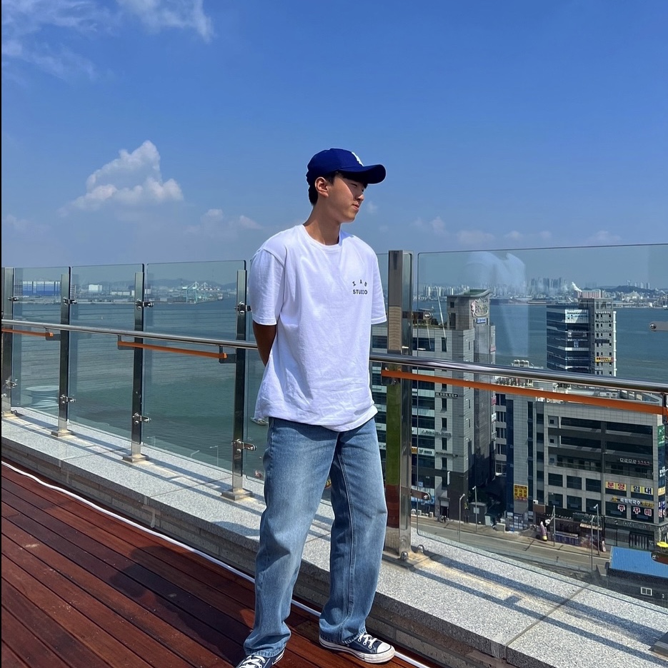 IAB Studio T-Shirt White Navy - 22FW 착용 스타일