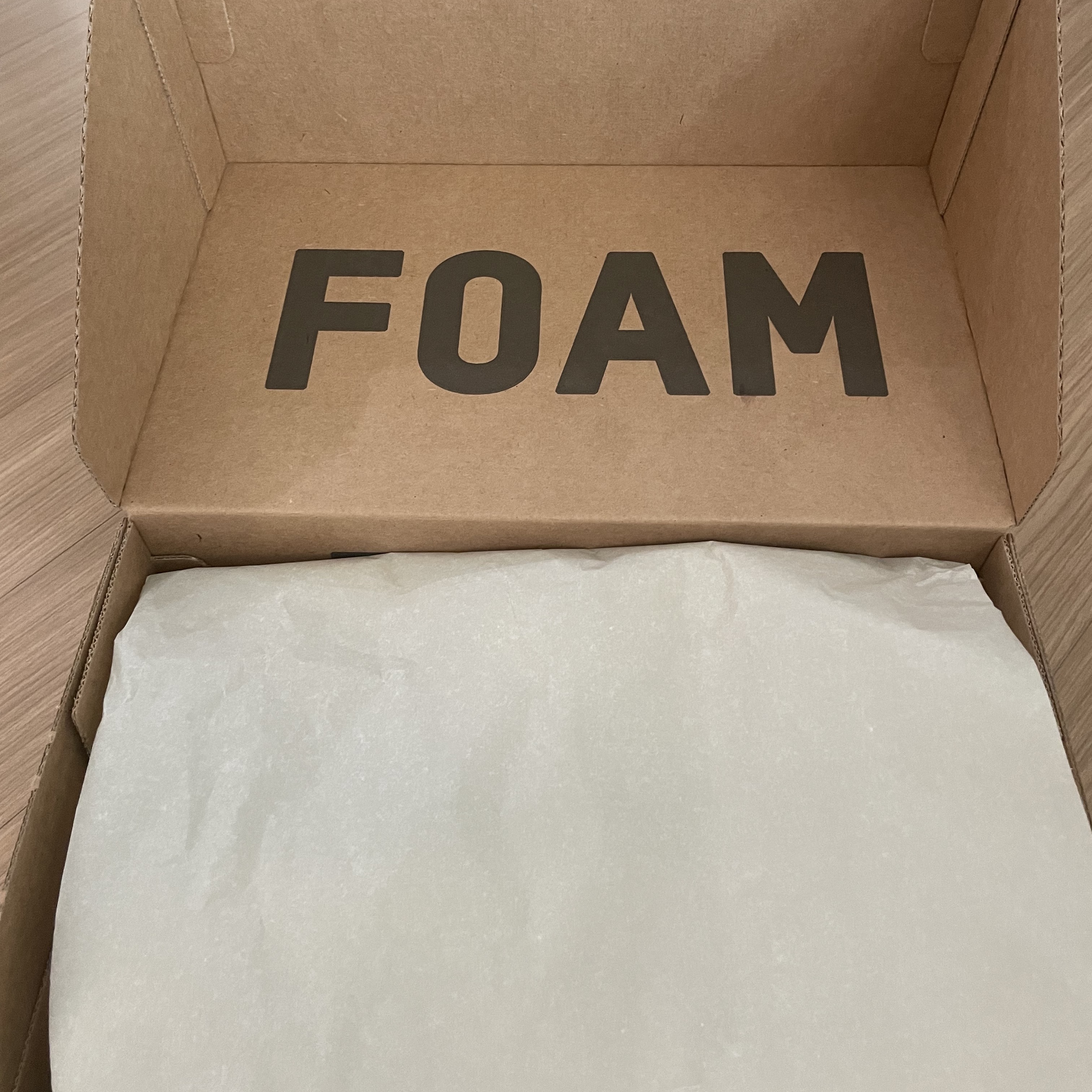 Adidas Yeezy Foam RNNR Sand 착용 스타일 - 2