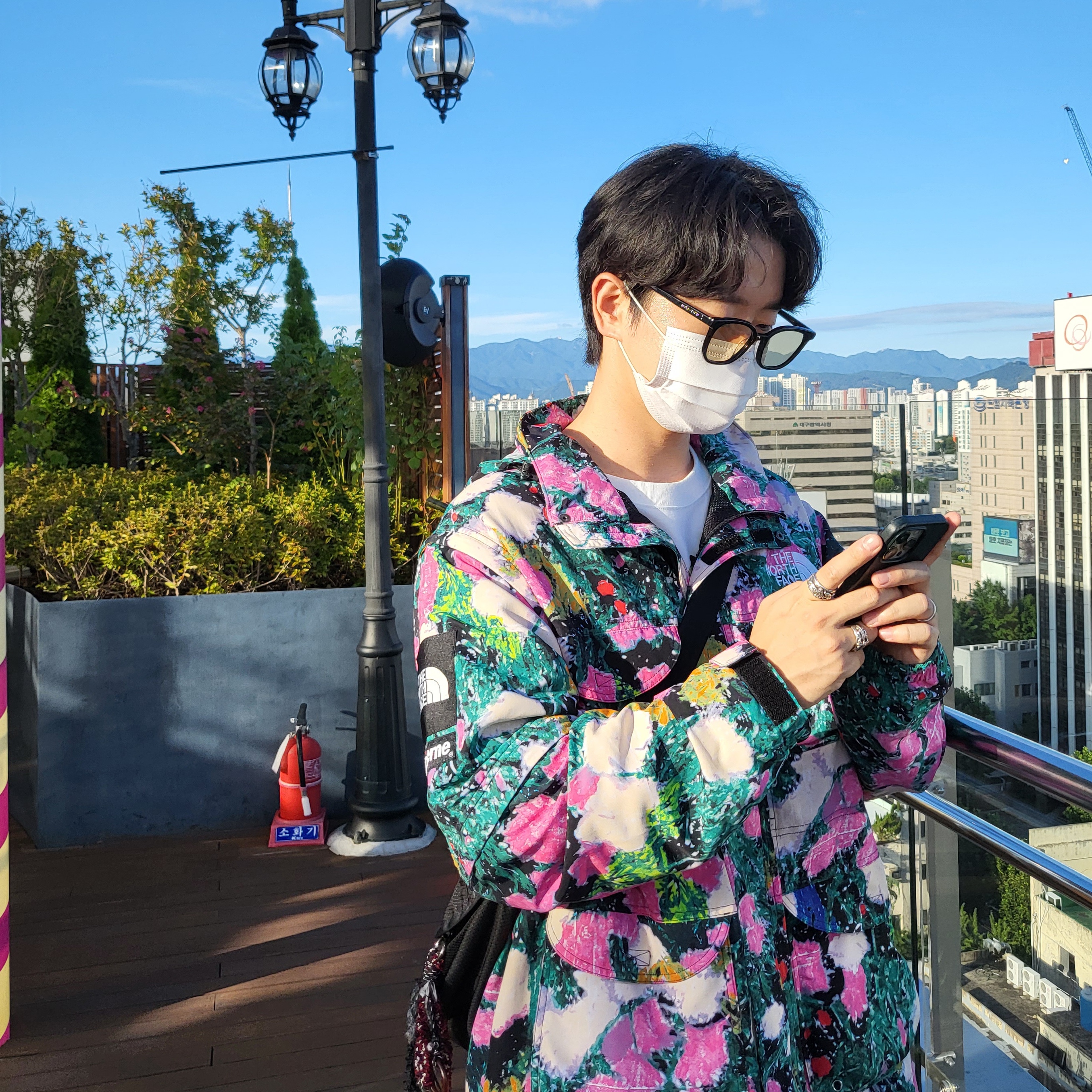 Supreme x The North Face Trekking Convertible Jacket Flowers - 22SS, Supreme Small Messenger Bag Black - 22SS 착용 스타일 - 2