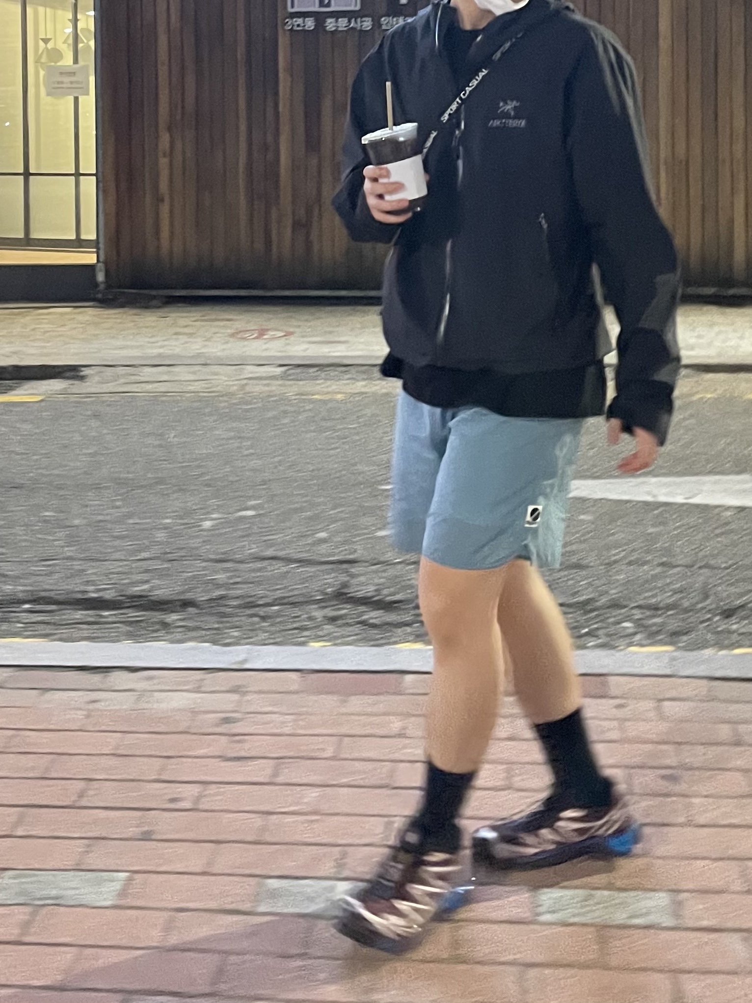 Arc'teryx Zeta SL Jacket Black, Helinox x Heritagefloss Nylon Washer Shorts Sky Blue 착용 스타일 - 2