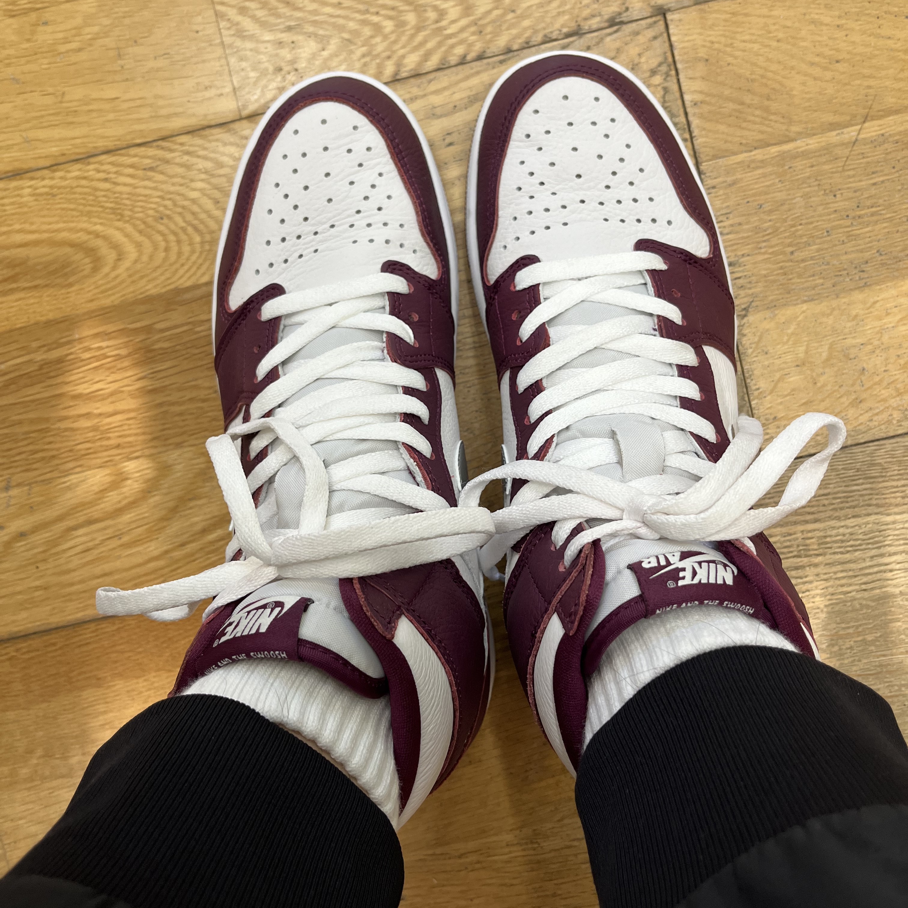Jordan 1 Retro High OG Bordeaux 착용 스타일 - 2