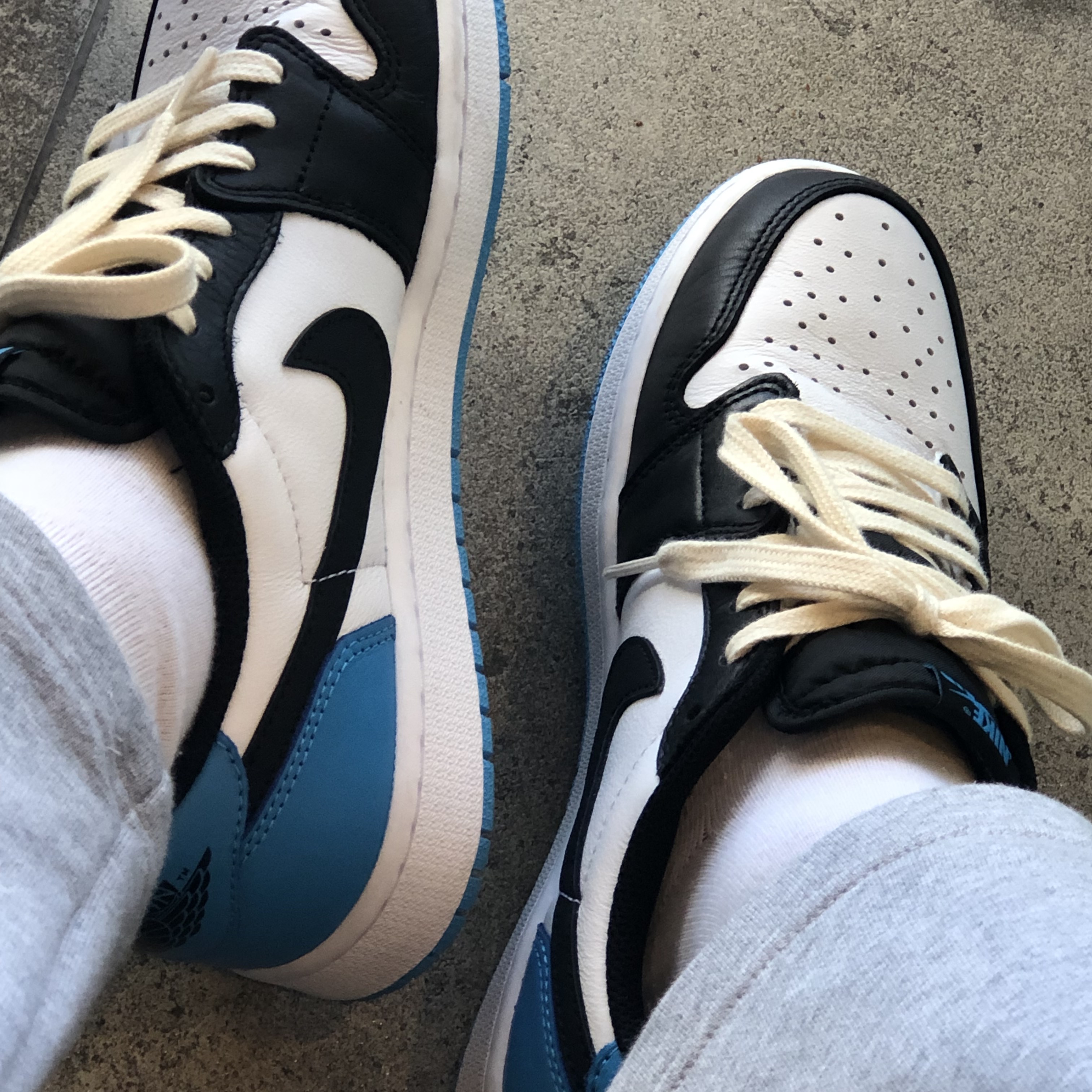 Jordan 1 Retro Low OG Black and Dark Powder Blue 착용 스타일 - 3