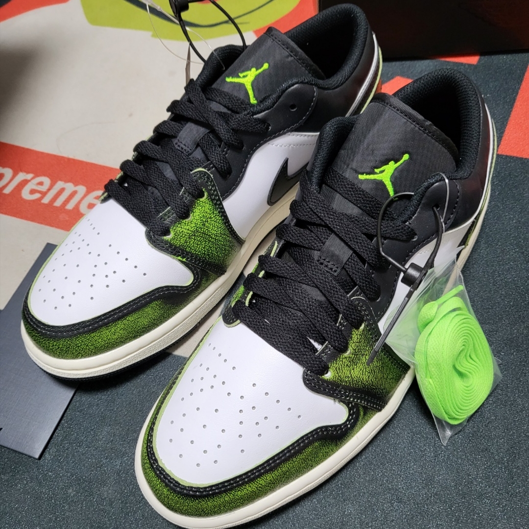 Jordan 1 Low SE Black Electric Green 착용 스타일