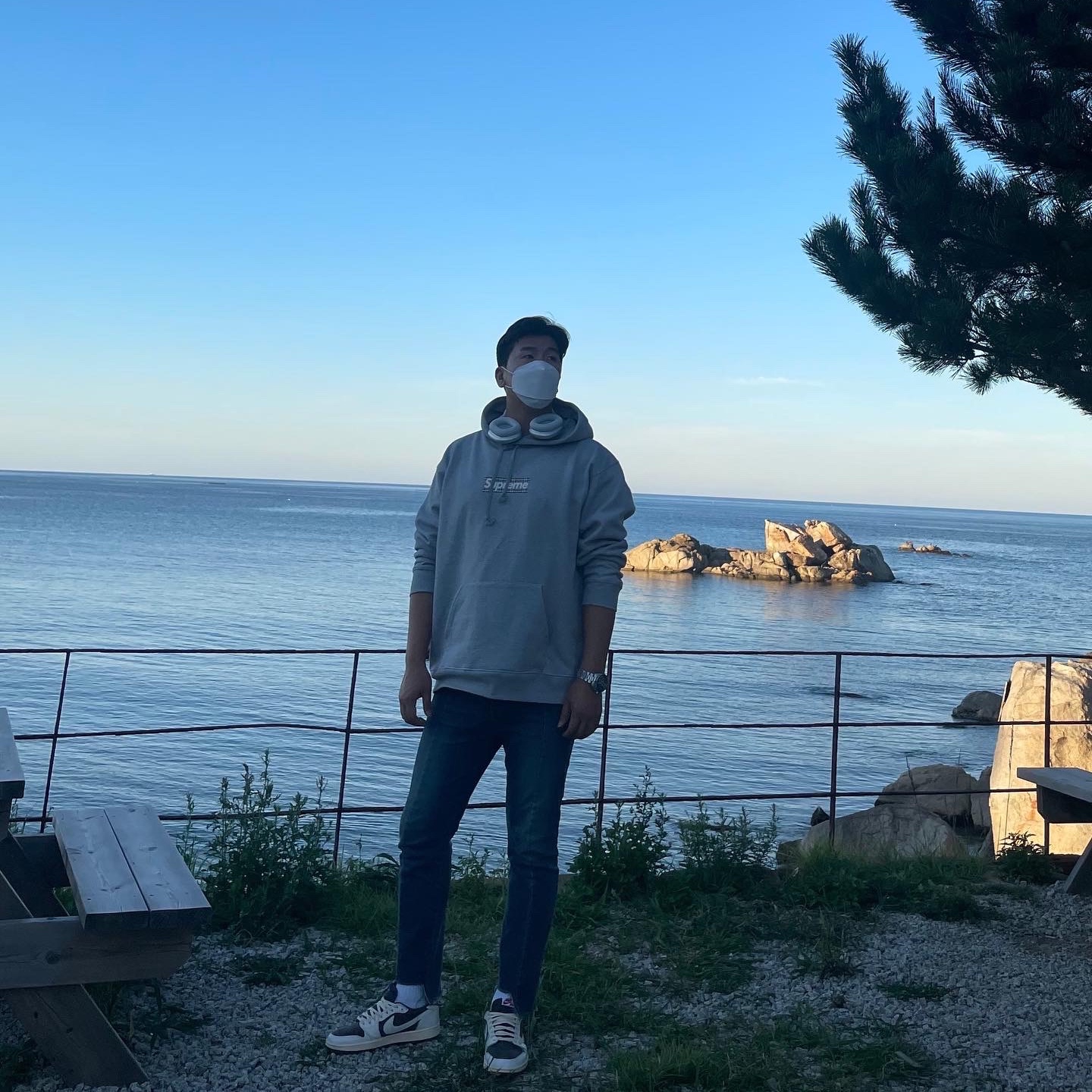 Jordan 1 x Travis Scott Retro Low OG SP Sail and Ridgerock, Supreme x Burberry Box Logo Hooded Sweatshirt Heather Grey - 22SS 착용 스타일 - 2