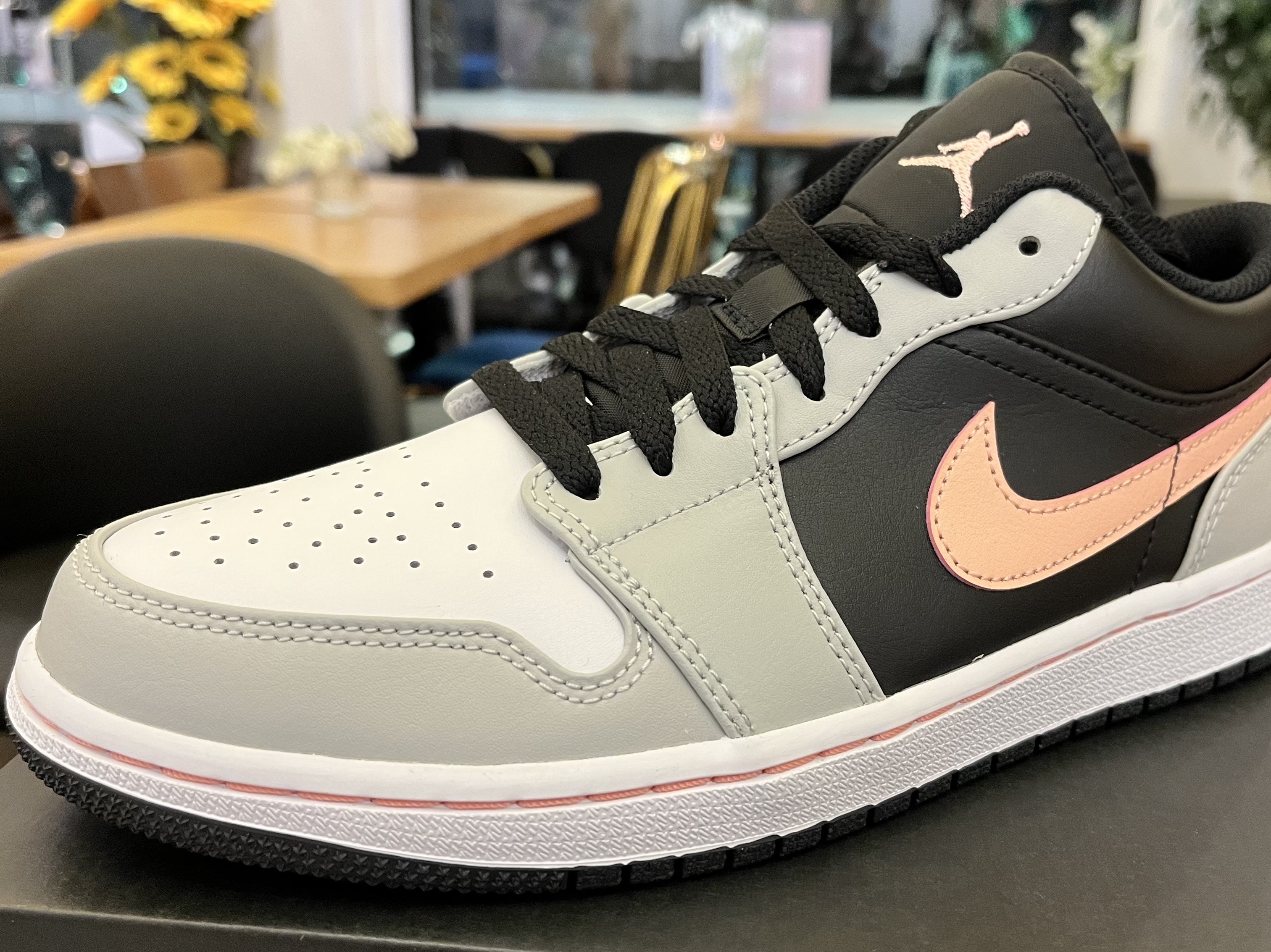 Jordan 1 Low Grey Fog Black Bleached Coral 착용 스타일