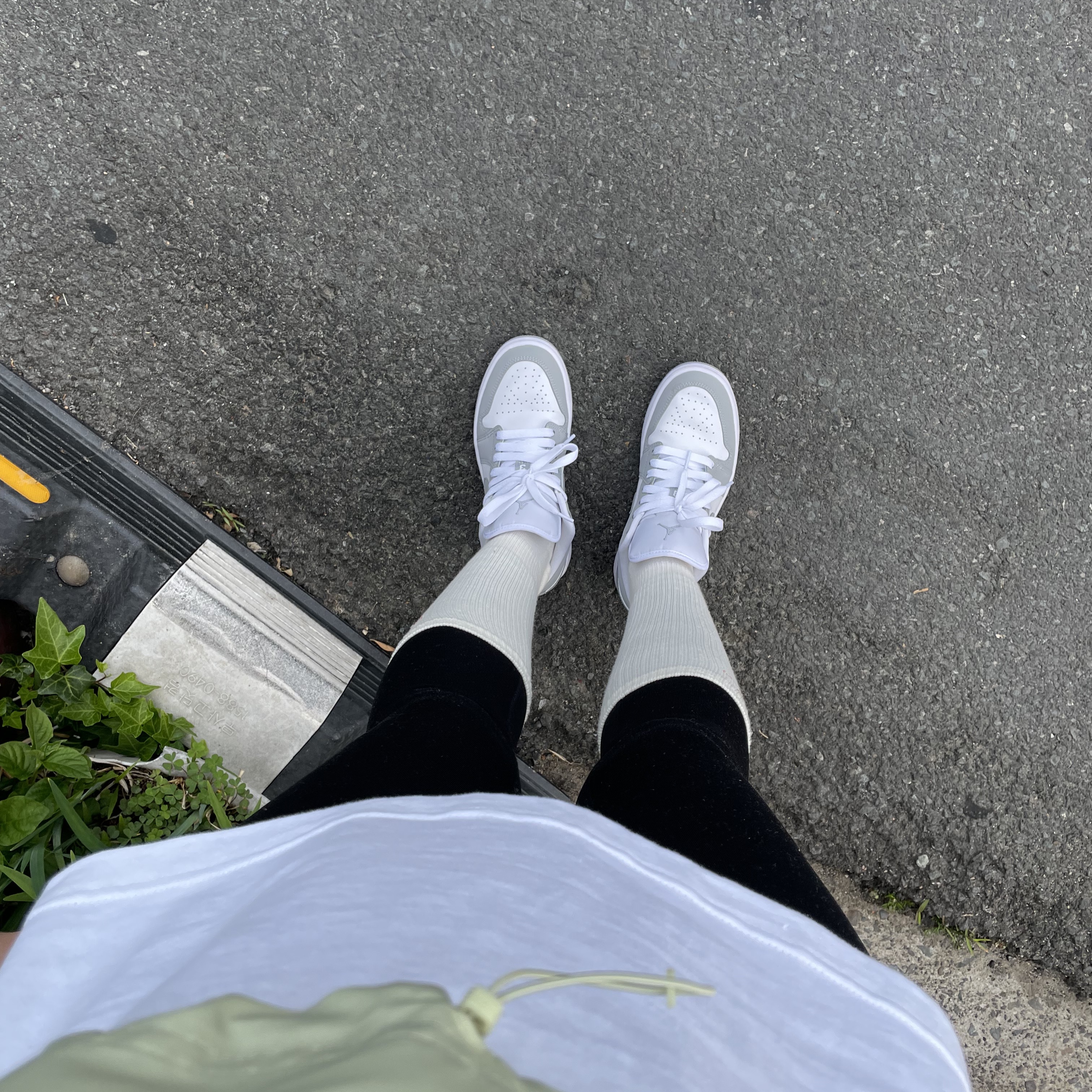 (W) Jordan 1 Low White Wolf Grey 착용 스타일 - 1