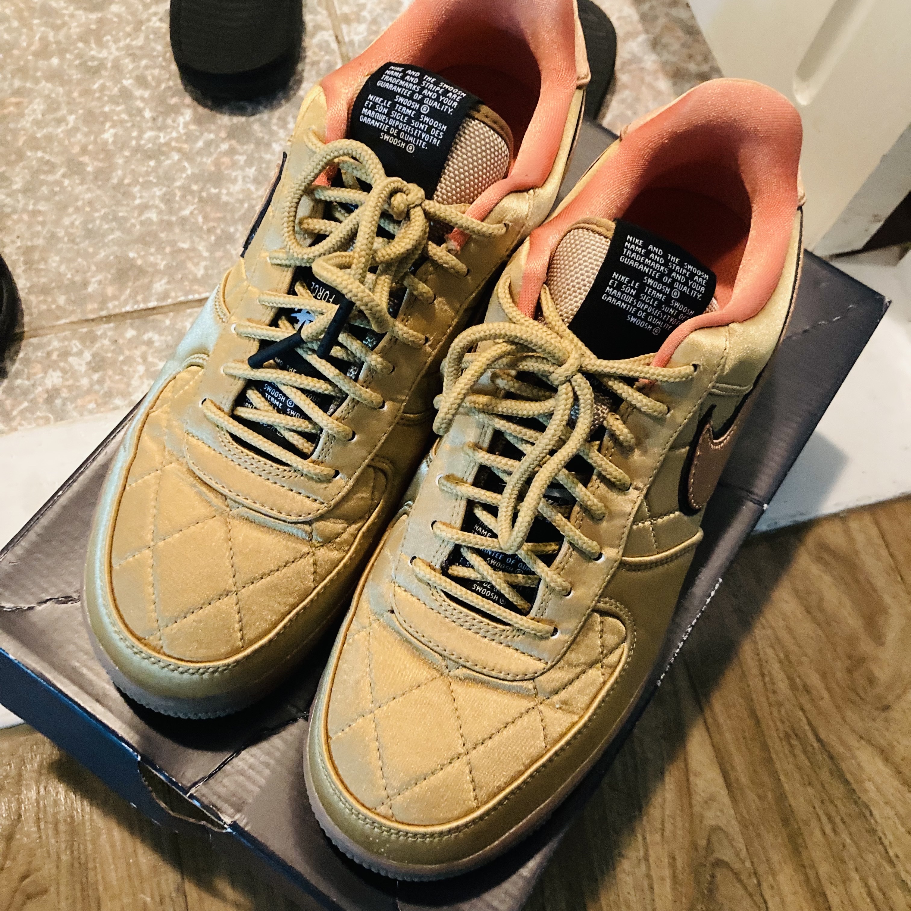 Nike Air Force 1 '07 PRM Gold Flight Jacket 착용 스타일 - 2