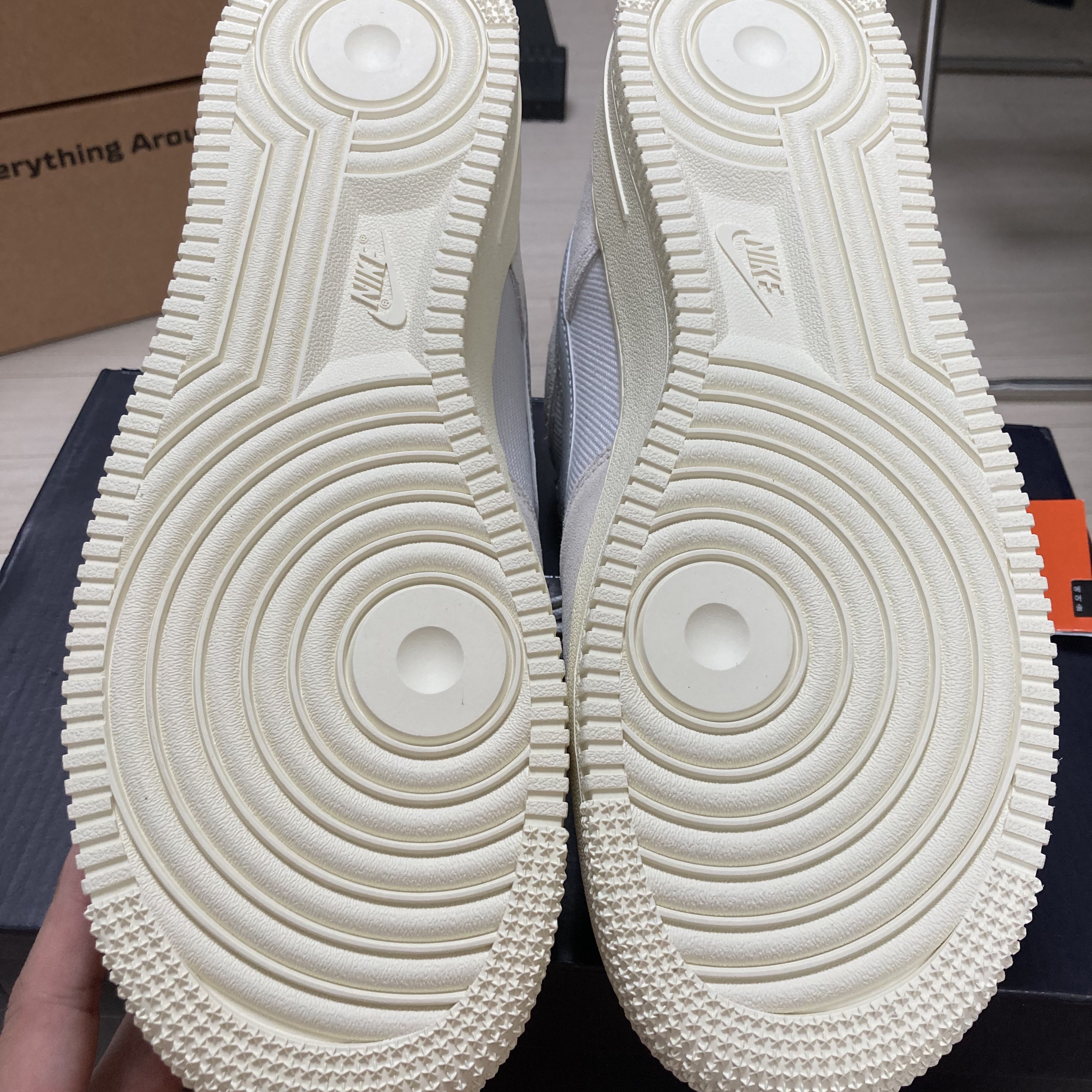 Nike Air Force 1 '07 LV8 Photon Dust and Sail 착용 스타일 - 4