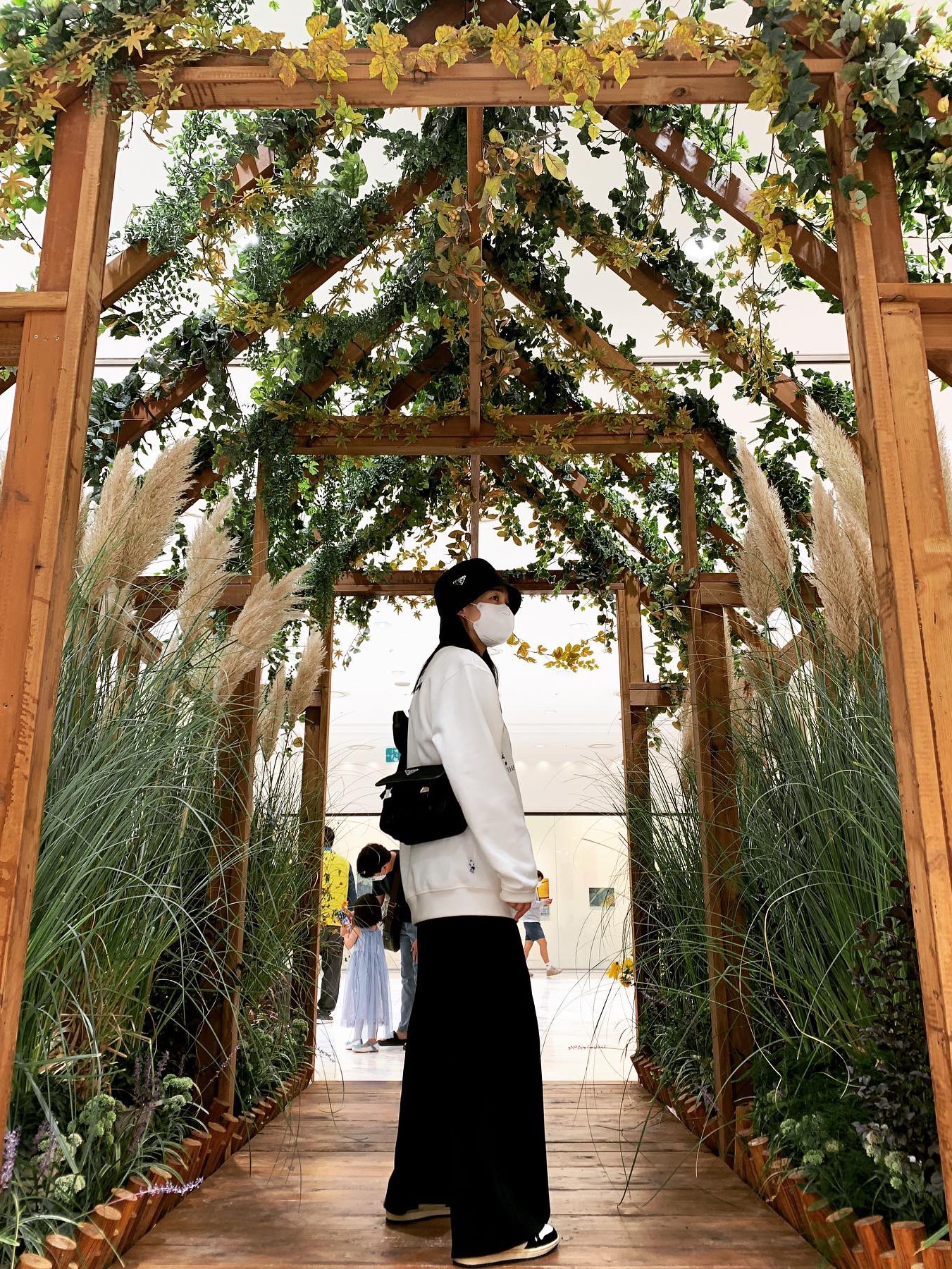 (W) Prada Re-Nylon Bucket Hat Black, Prada Re-Nylon and Saffiano Leather Shoulder Bag Black 착용 스타일 - 1