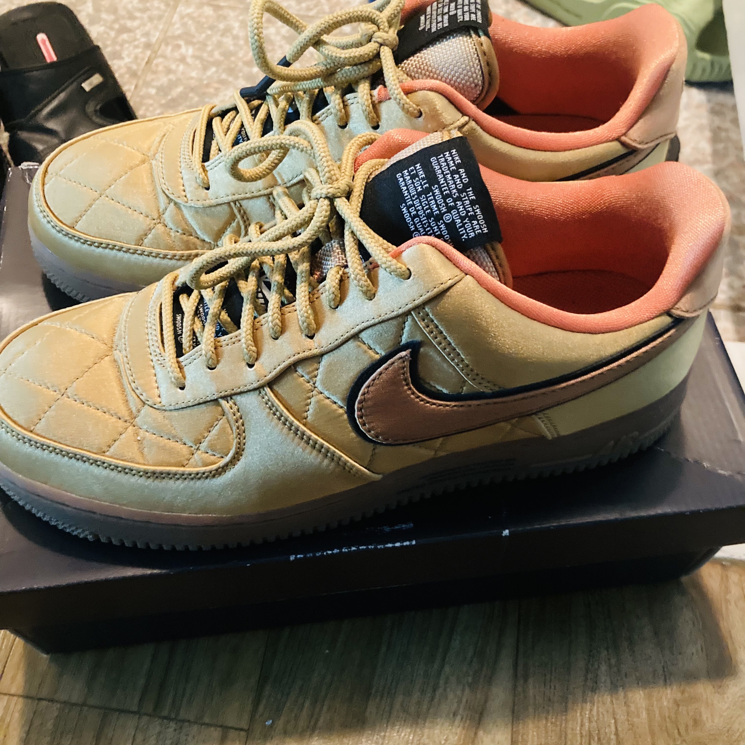 Nike Air Force 1 '07 PRM Gold Flight Jacket 착용 스타일 - 1