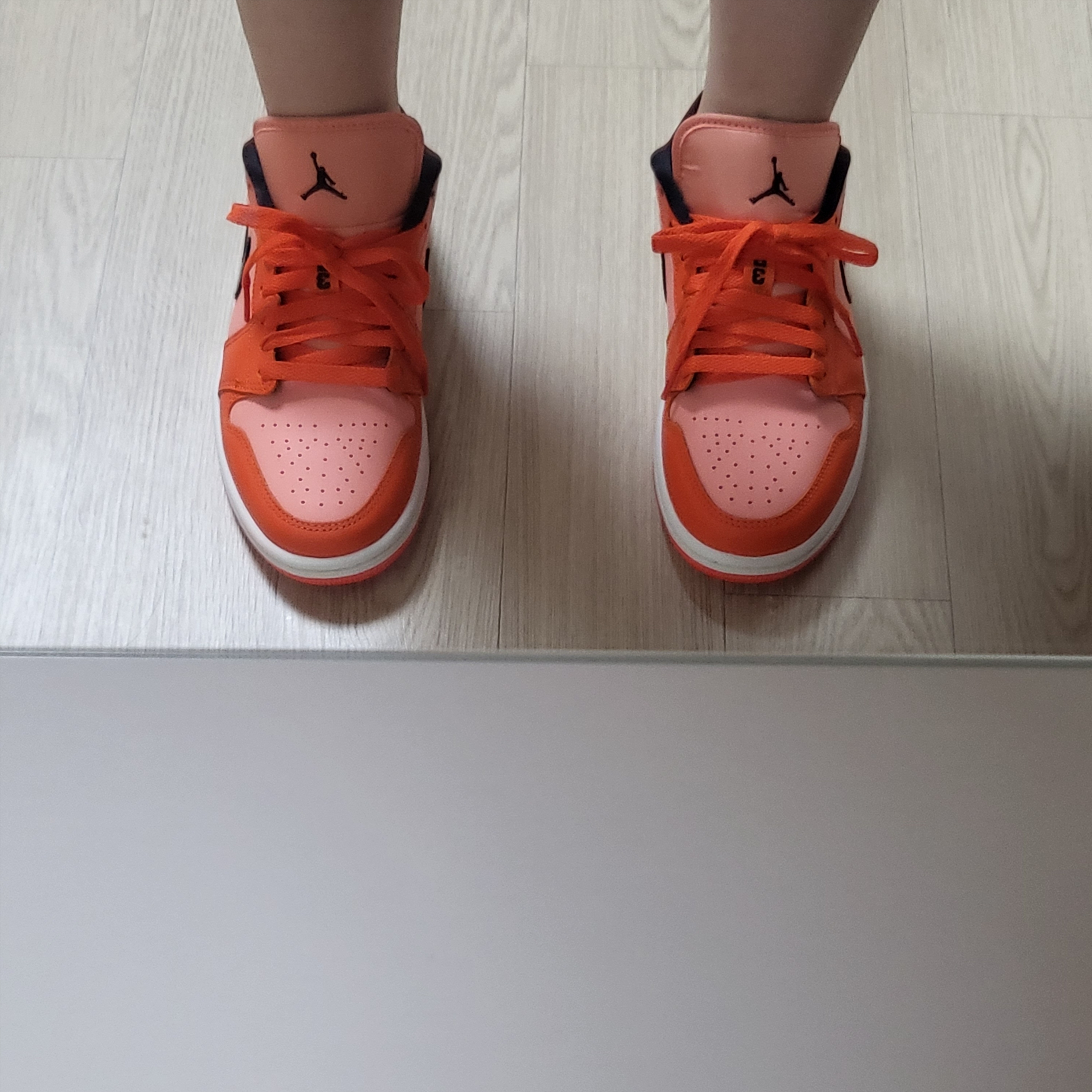 (W) Jordan 1 Low SE Rush Orange Black 착용 스타일 - 2